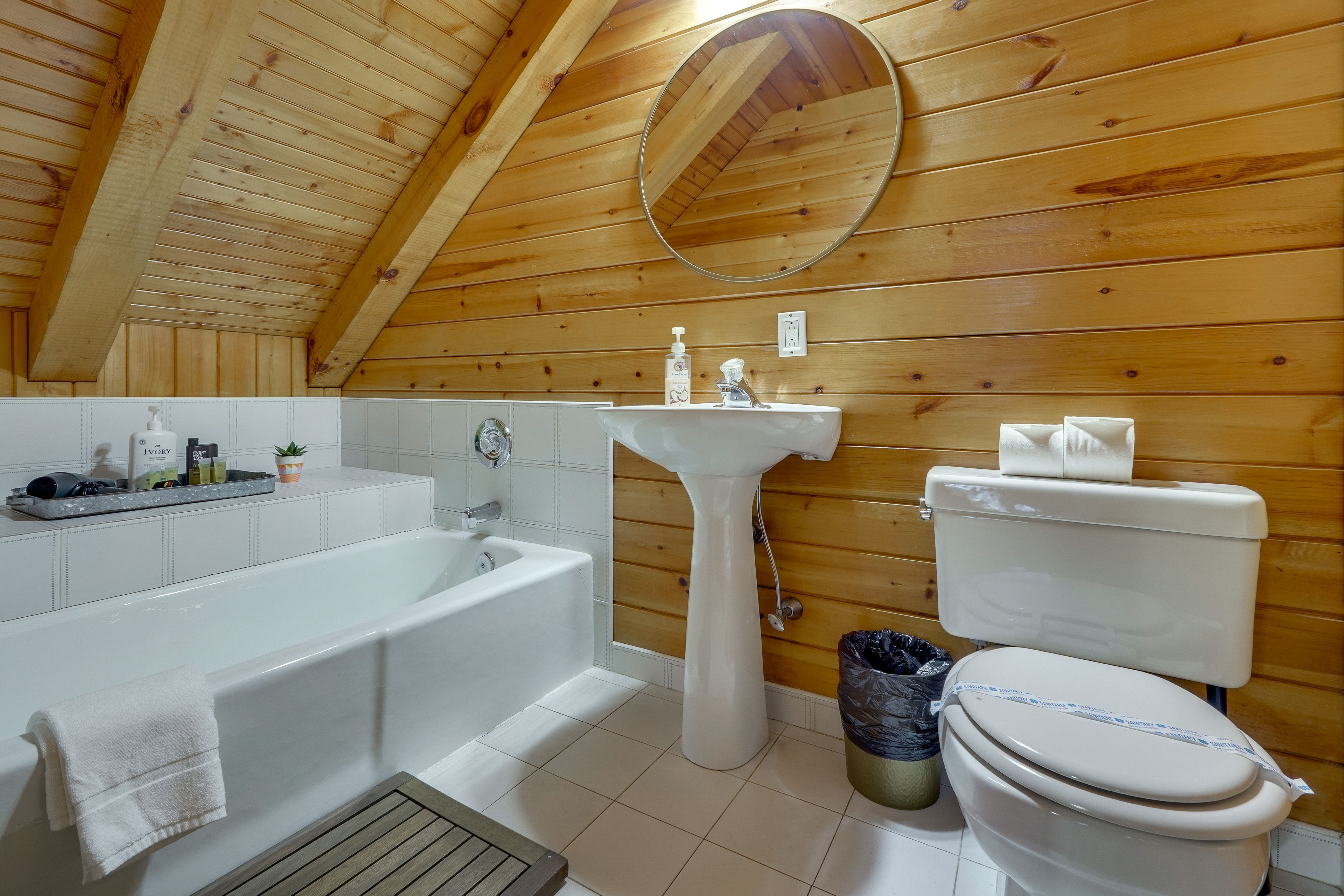 Bathroom | 2nd Floor