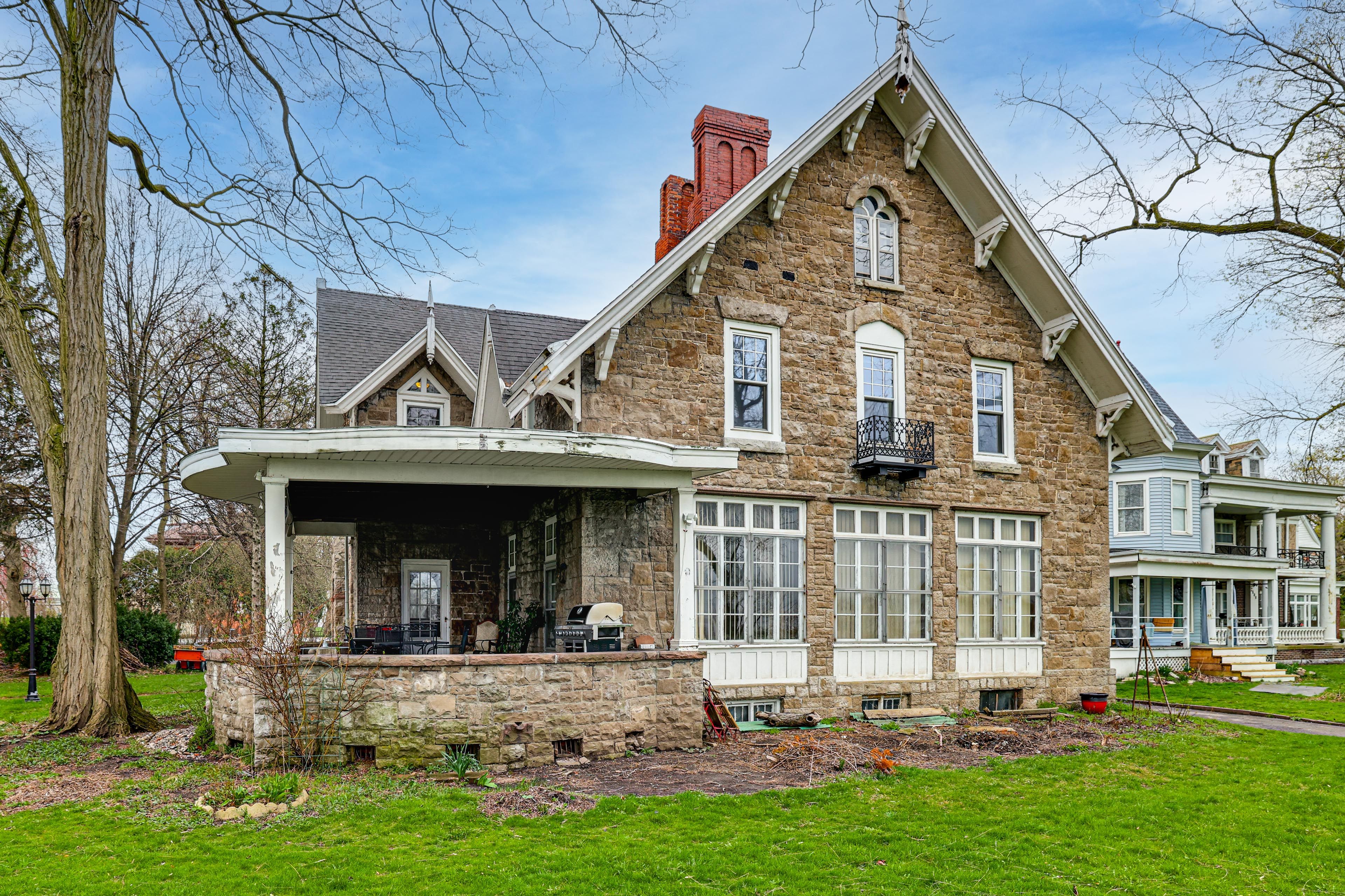 Niagara Falls Vacation Rental | 6BR | 3.5BA | 4,846 Sq Ft