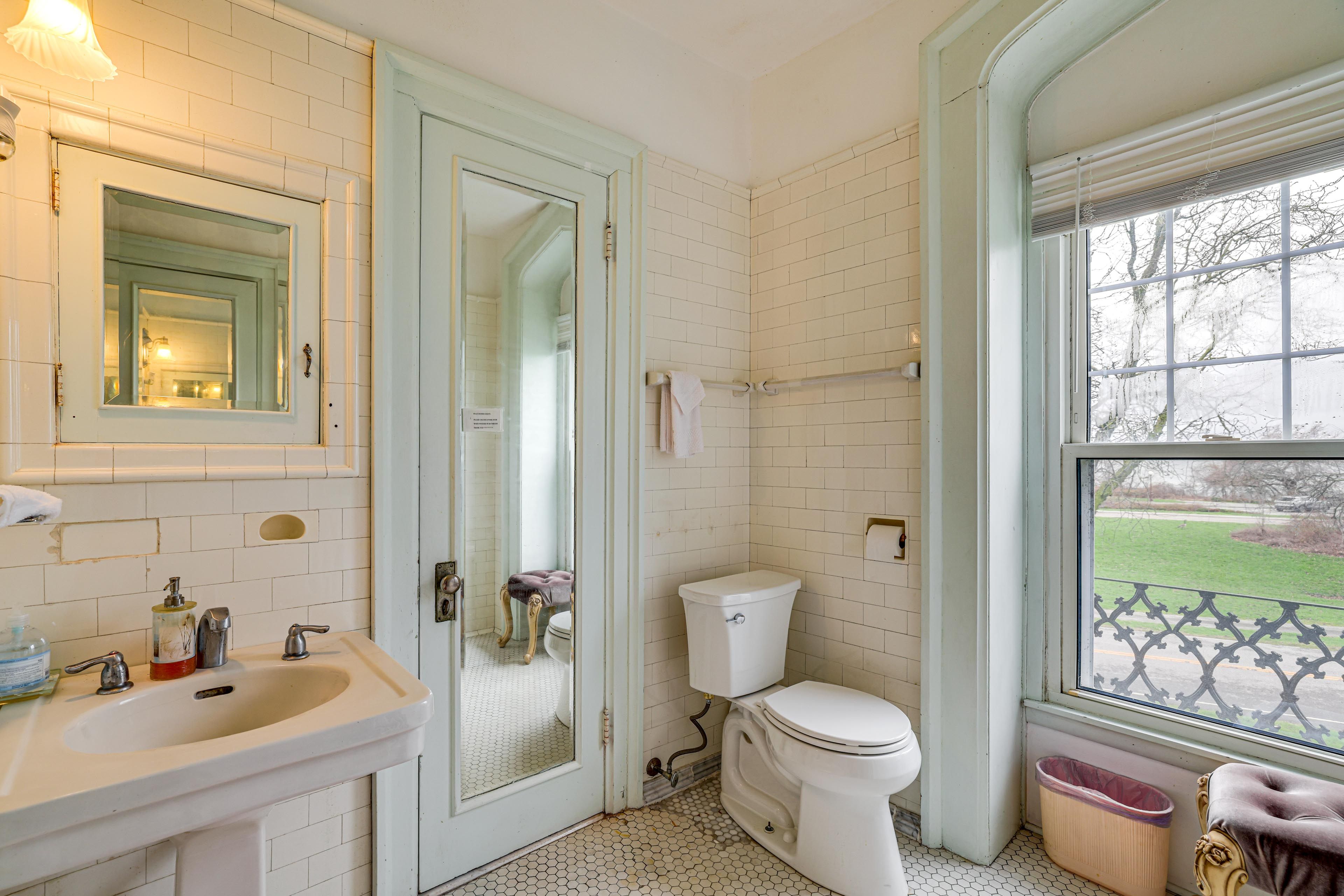 Full Bath | 2nd Floor