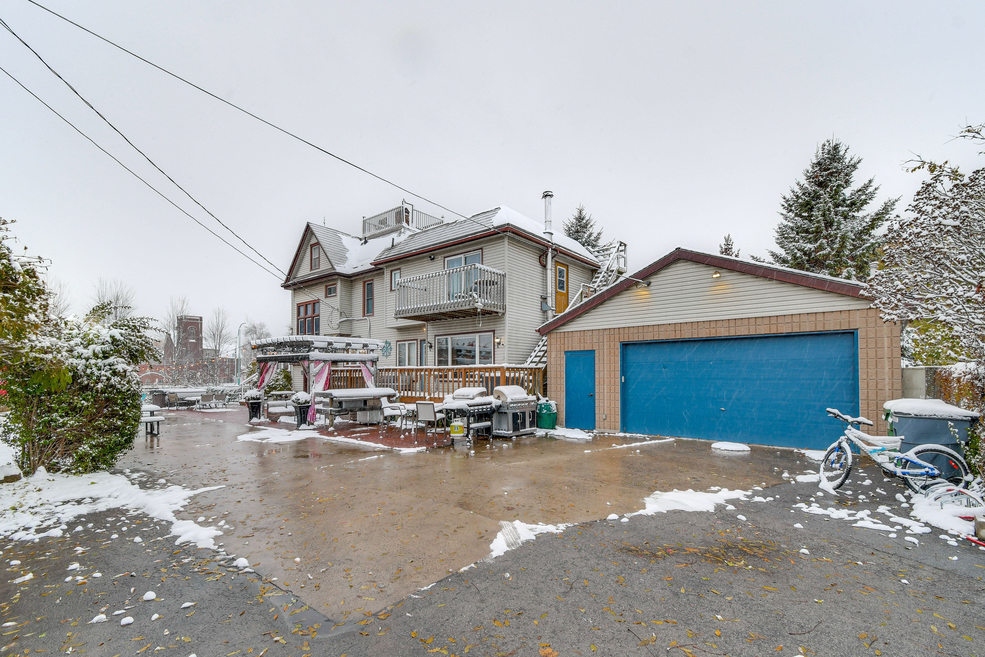 Parking | Driveway (8 Vehicles)
