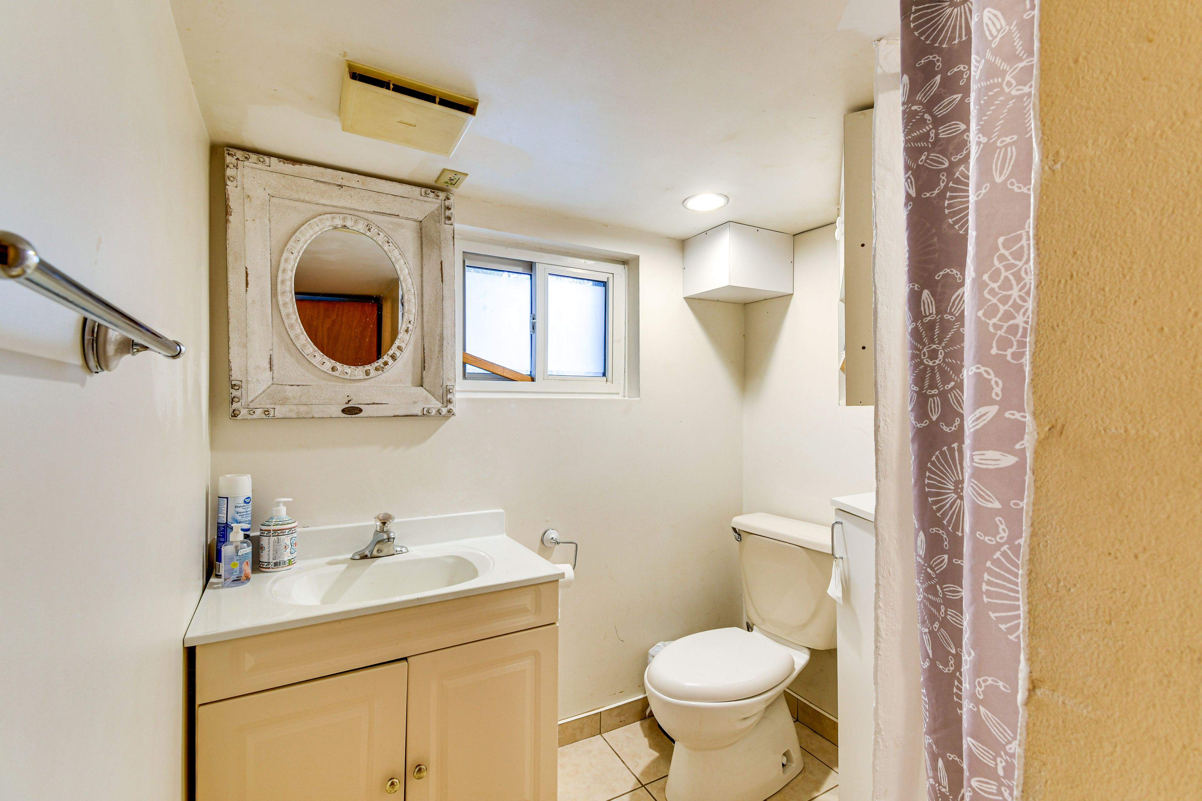 Full Bathroom | 2nd Floor