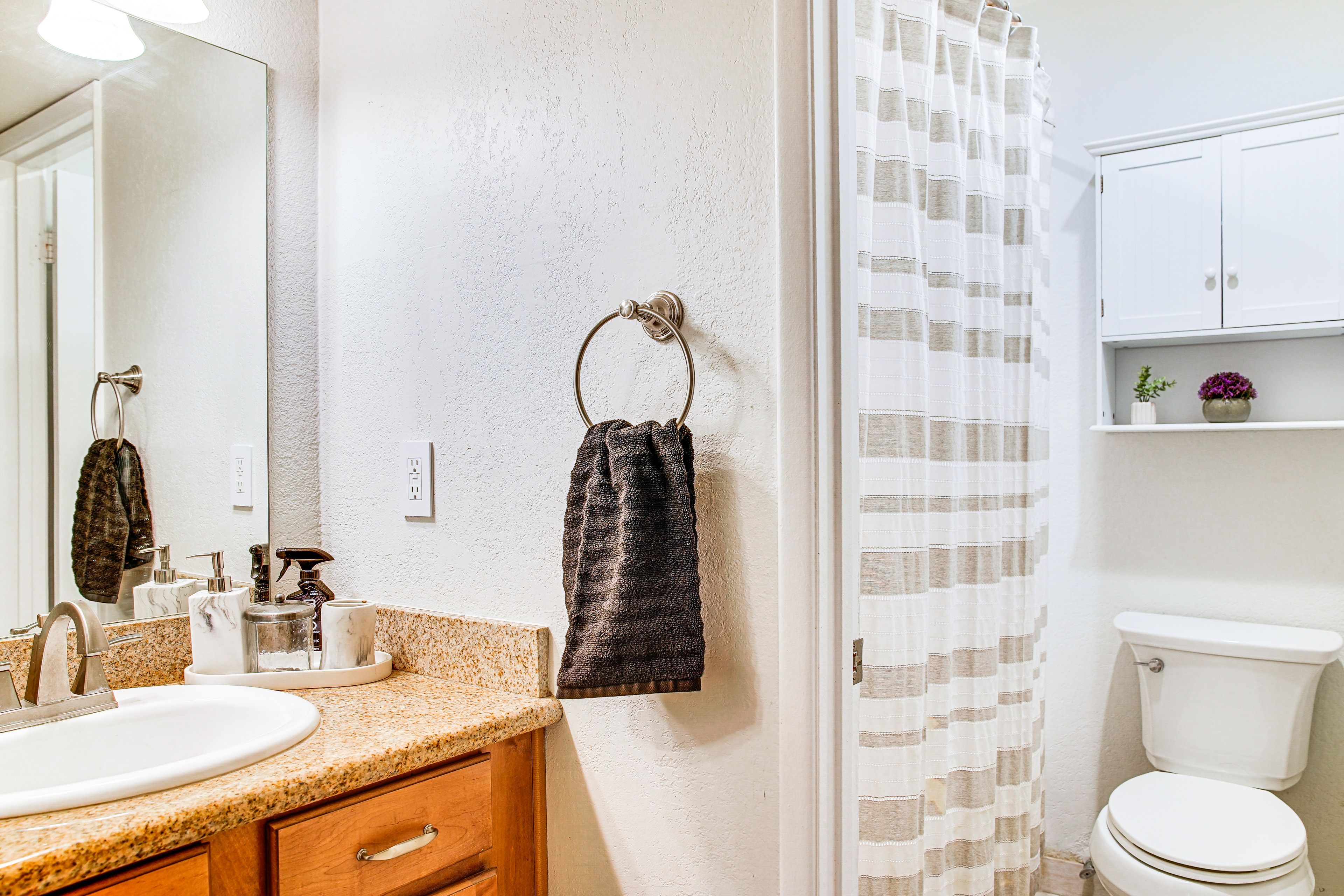 Full Bathroom | Towels Provided