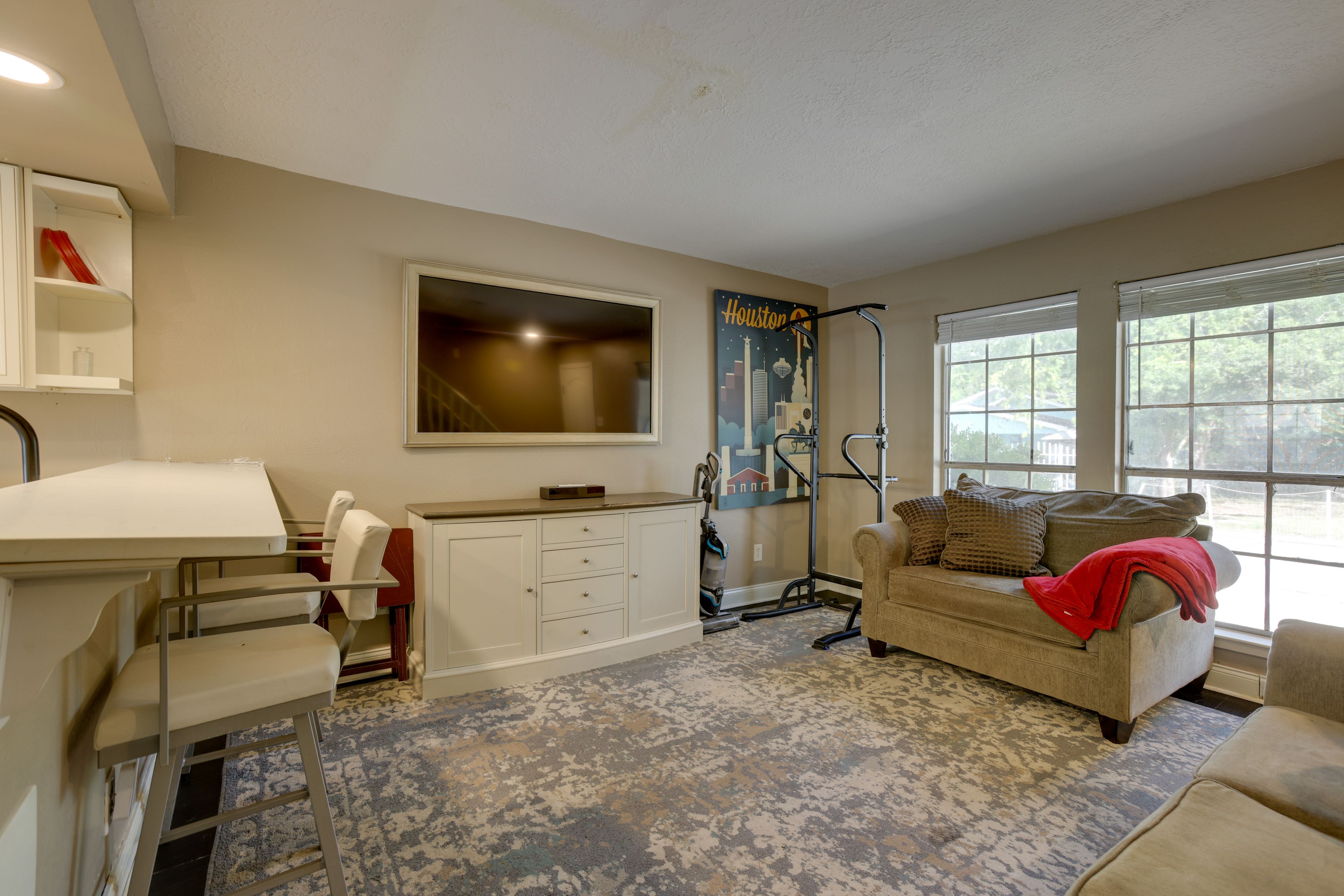 Living Room | 1st Floor | Smart TV | Free WiFi