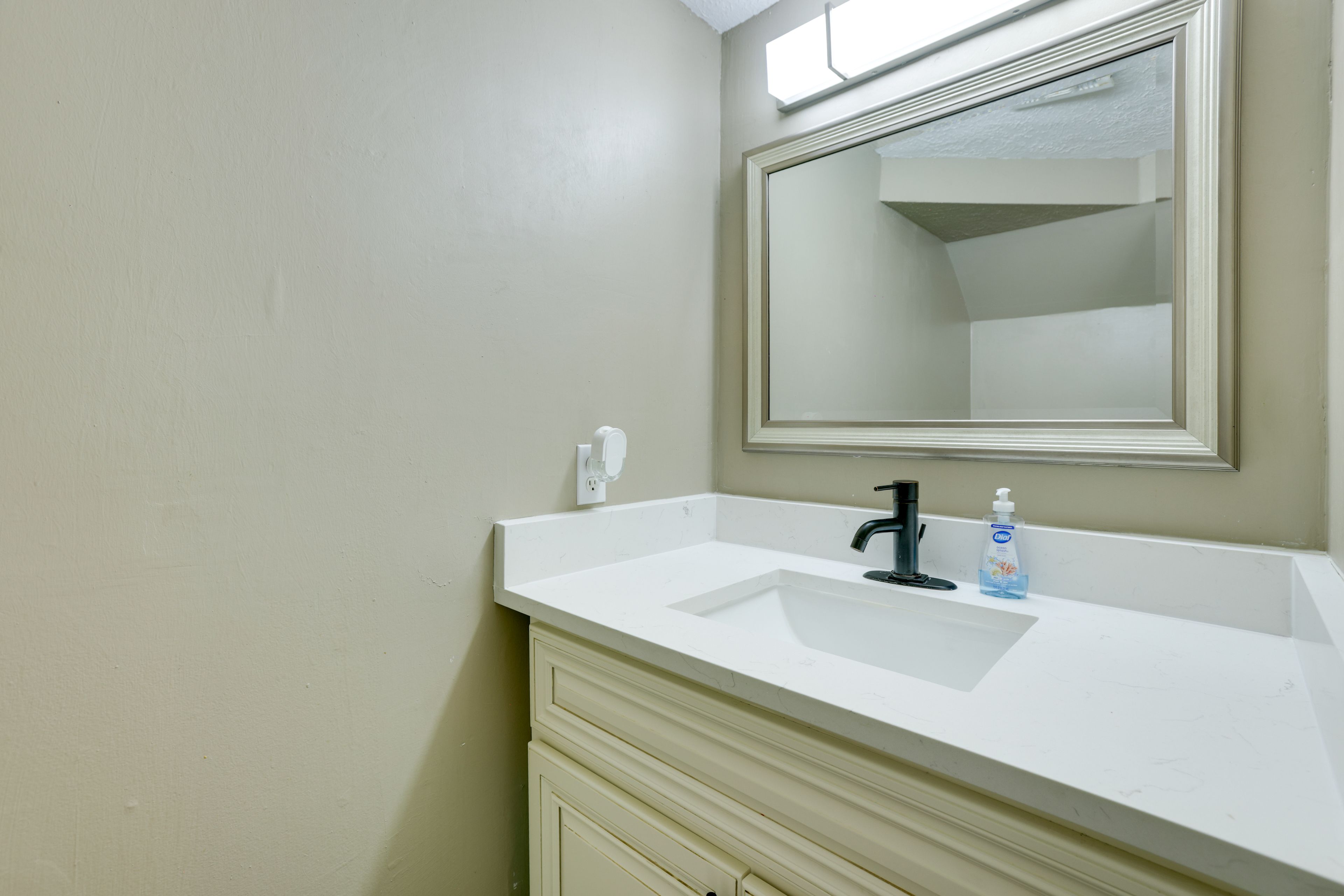 Half Bathroom | 1st Floor