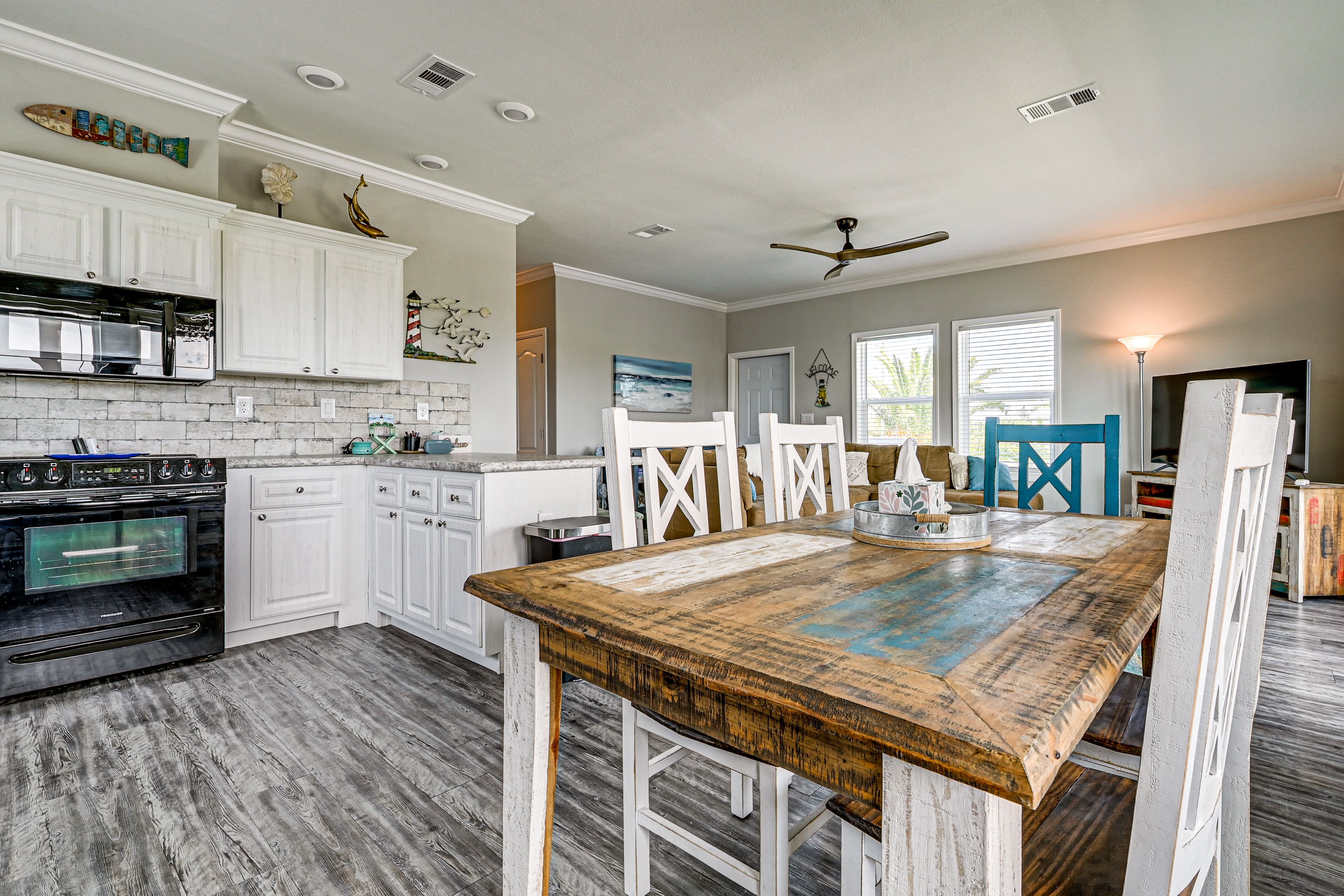 Kitchen & Dining Area