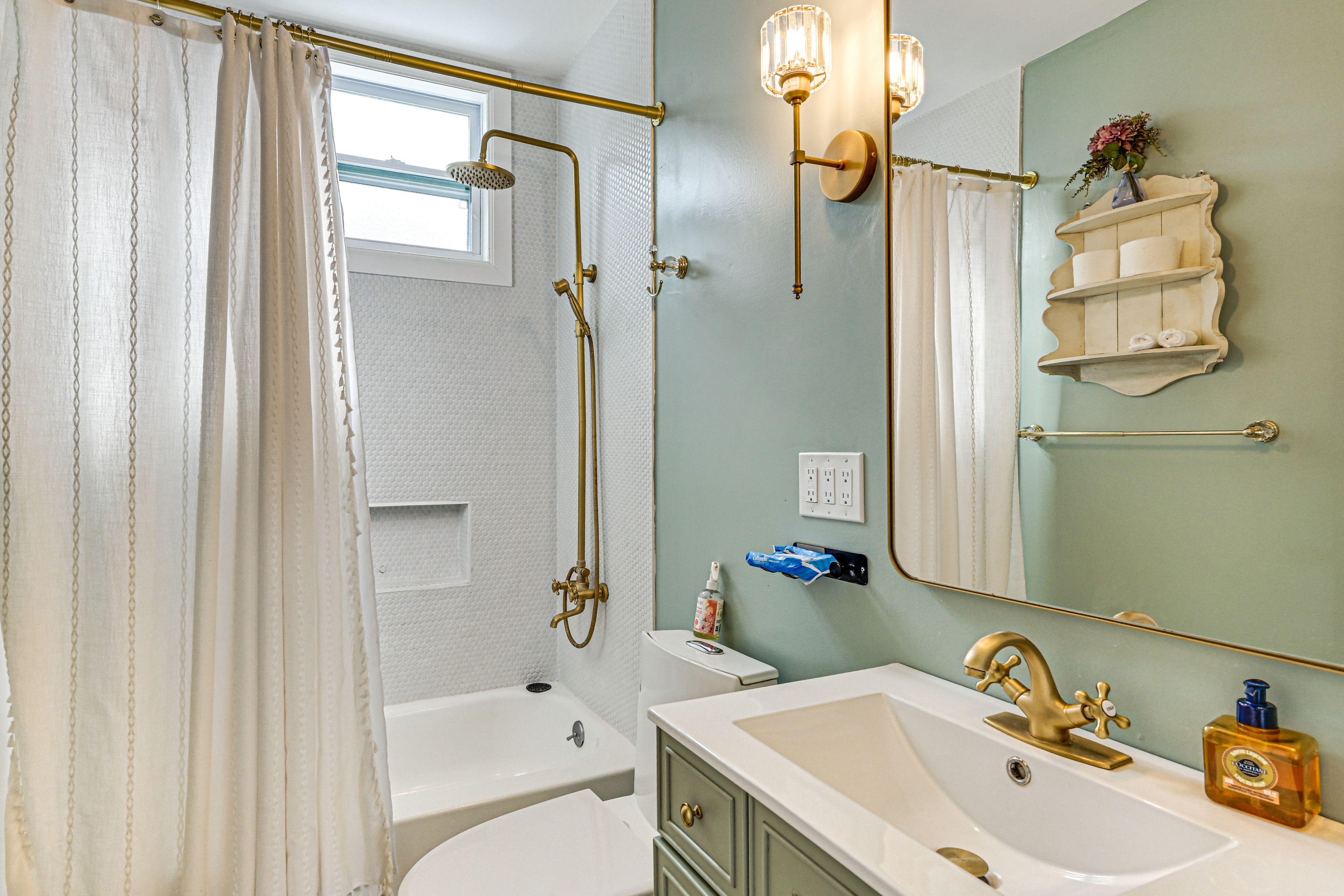 Full Bathroom | Towels Provided