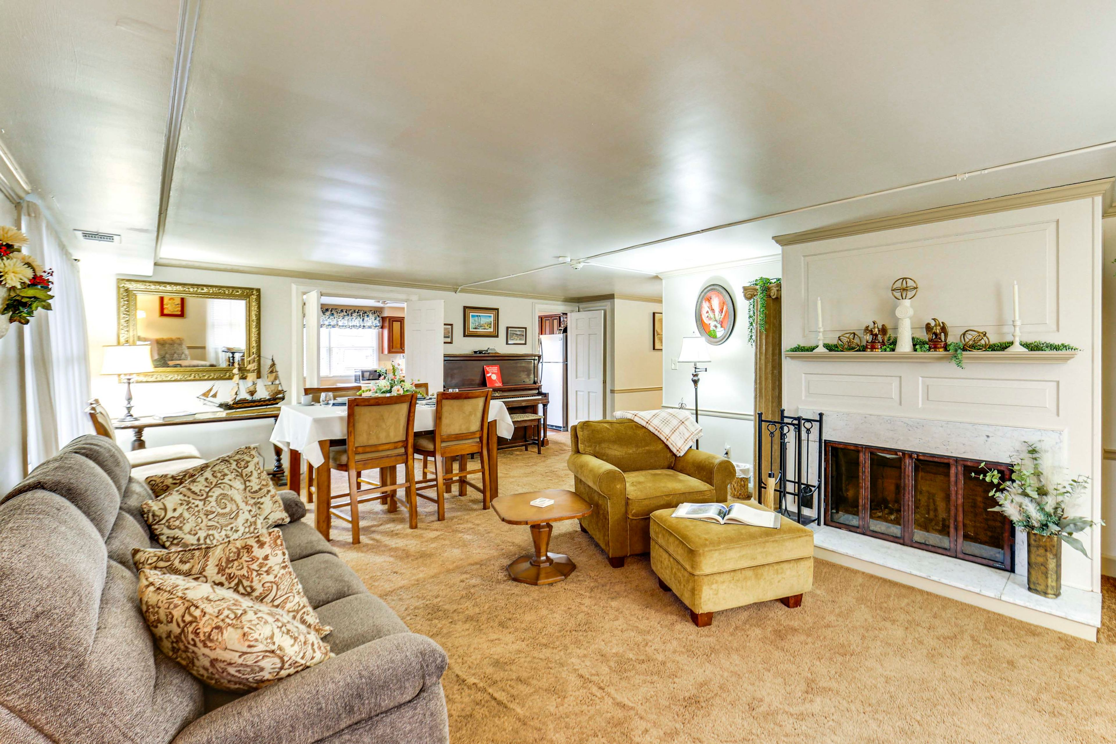 Living Room | Smart TV | Central Heating & A/C | Free WiFi