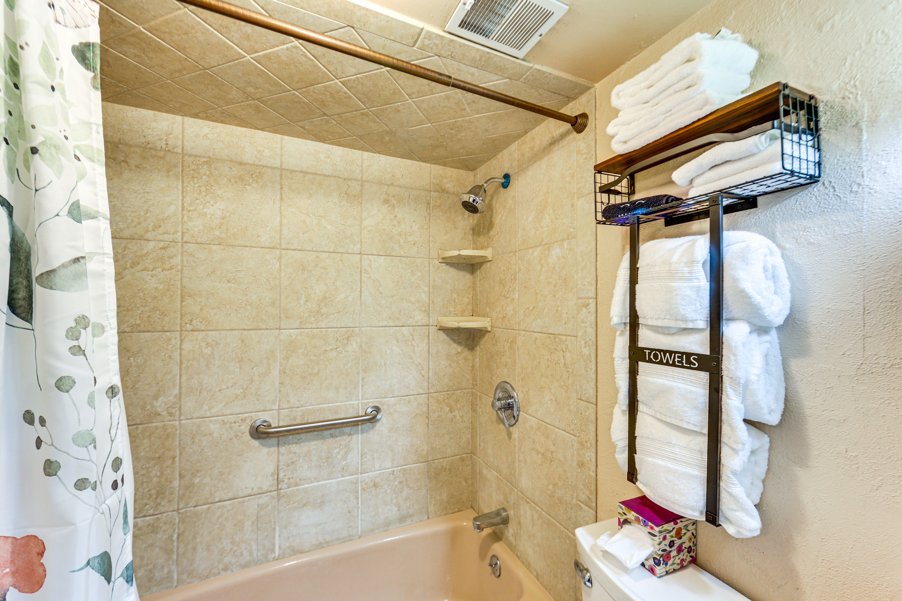 Full Bathroom | Complimentary Toiletries | Towels Provided