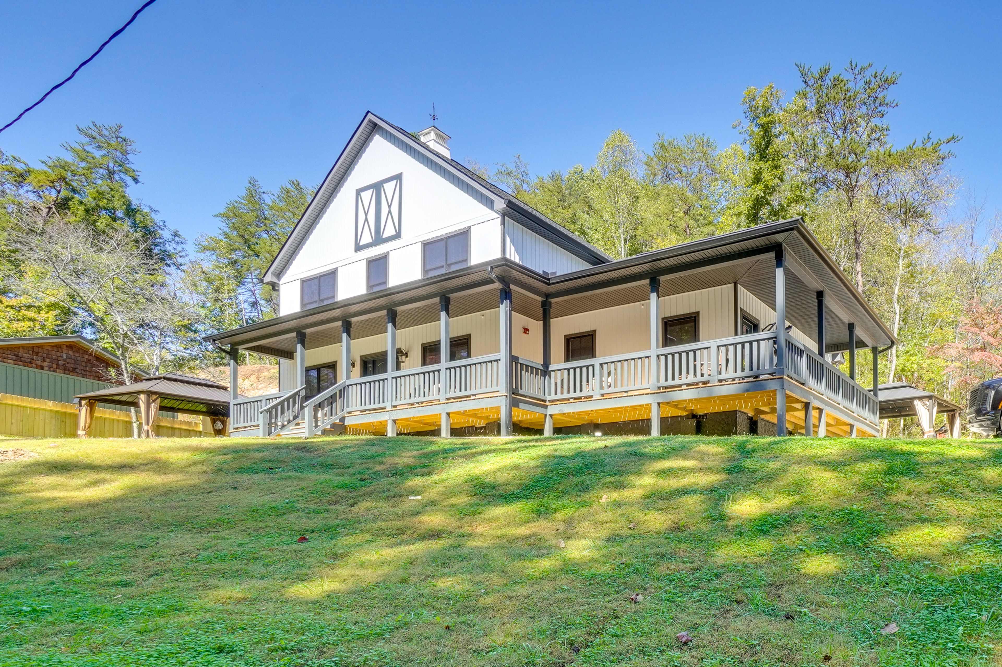 Pigeon Forge Vacation Rental | 6BR | 5BA | 2,900 Sq Ft | Stairs to Enter