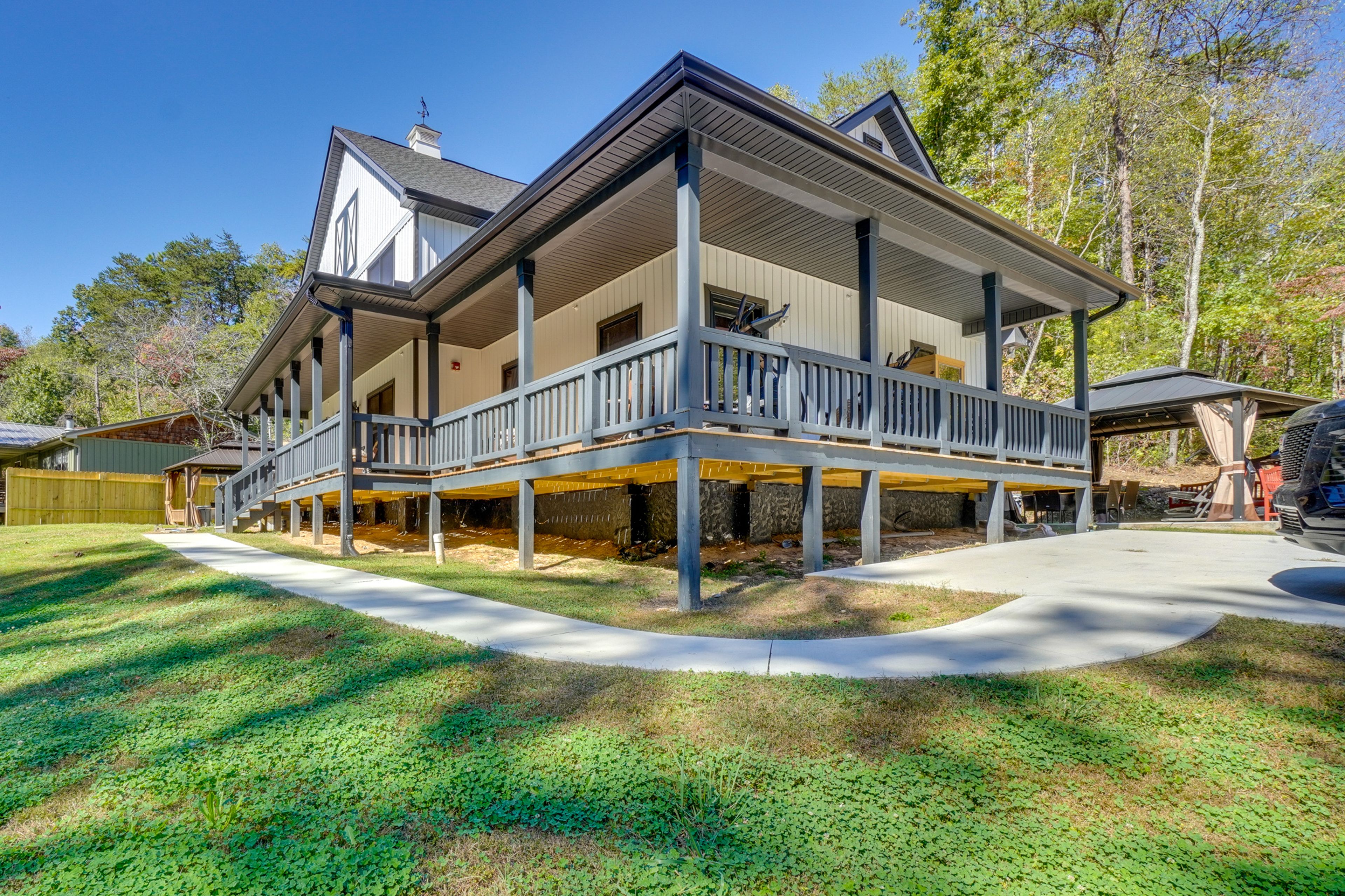 Exterior | Driveway (10+ Vehicles) | Trailer/RV Parking