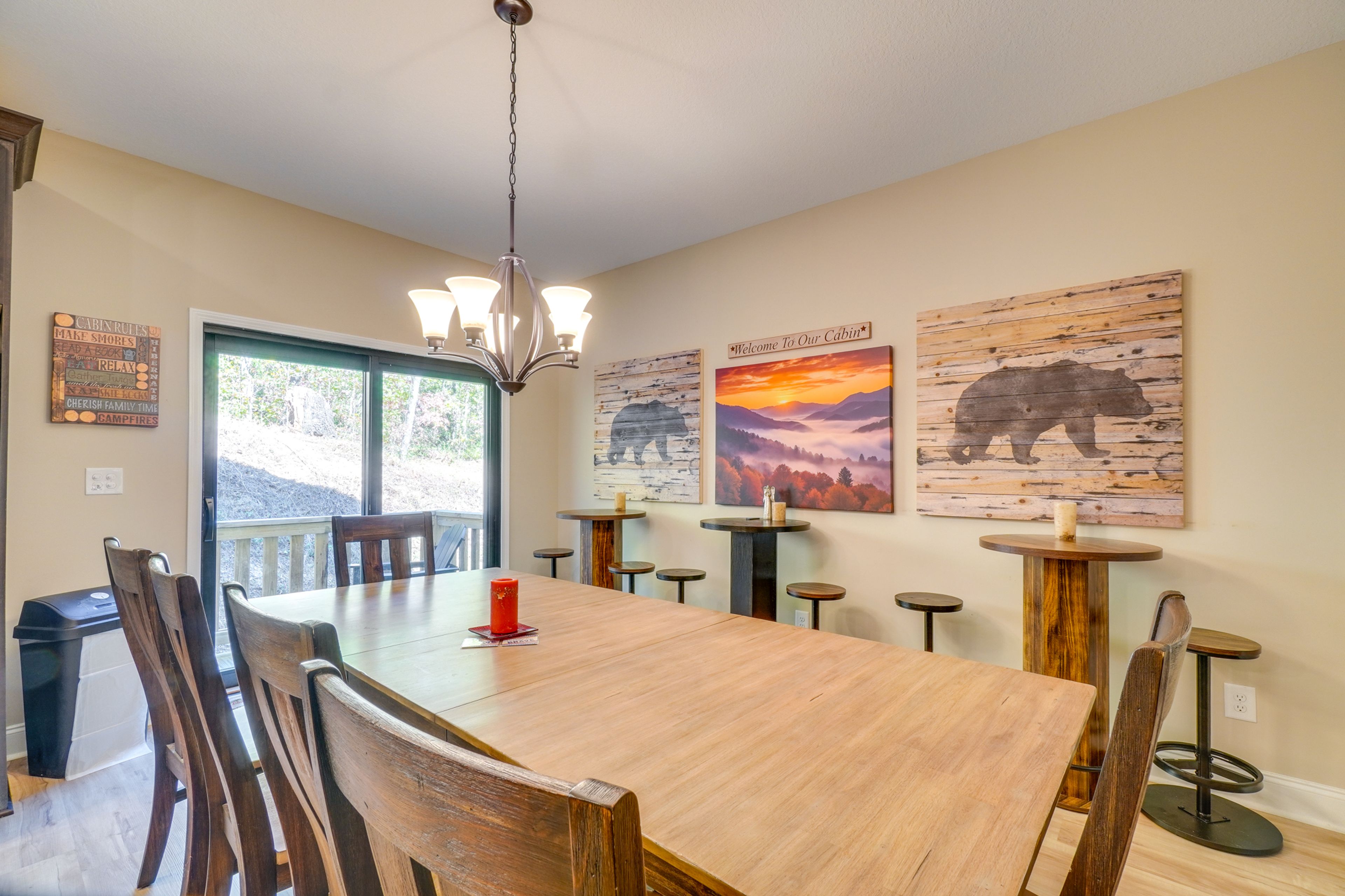 Dining Area | Dishware/Flatware Provided | 1st Floor