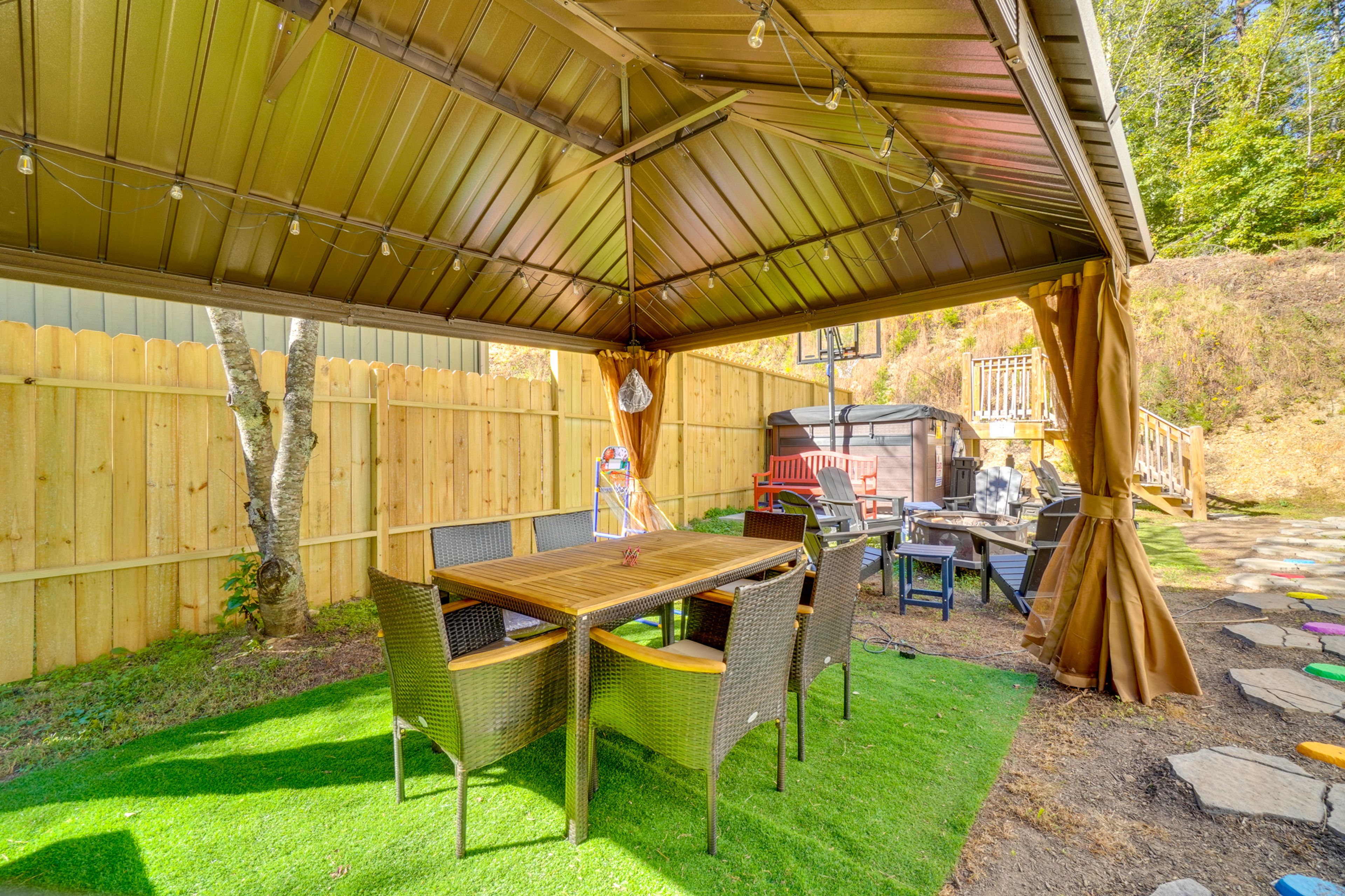 Gazebo | Outdoor Dining Area