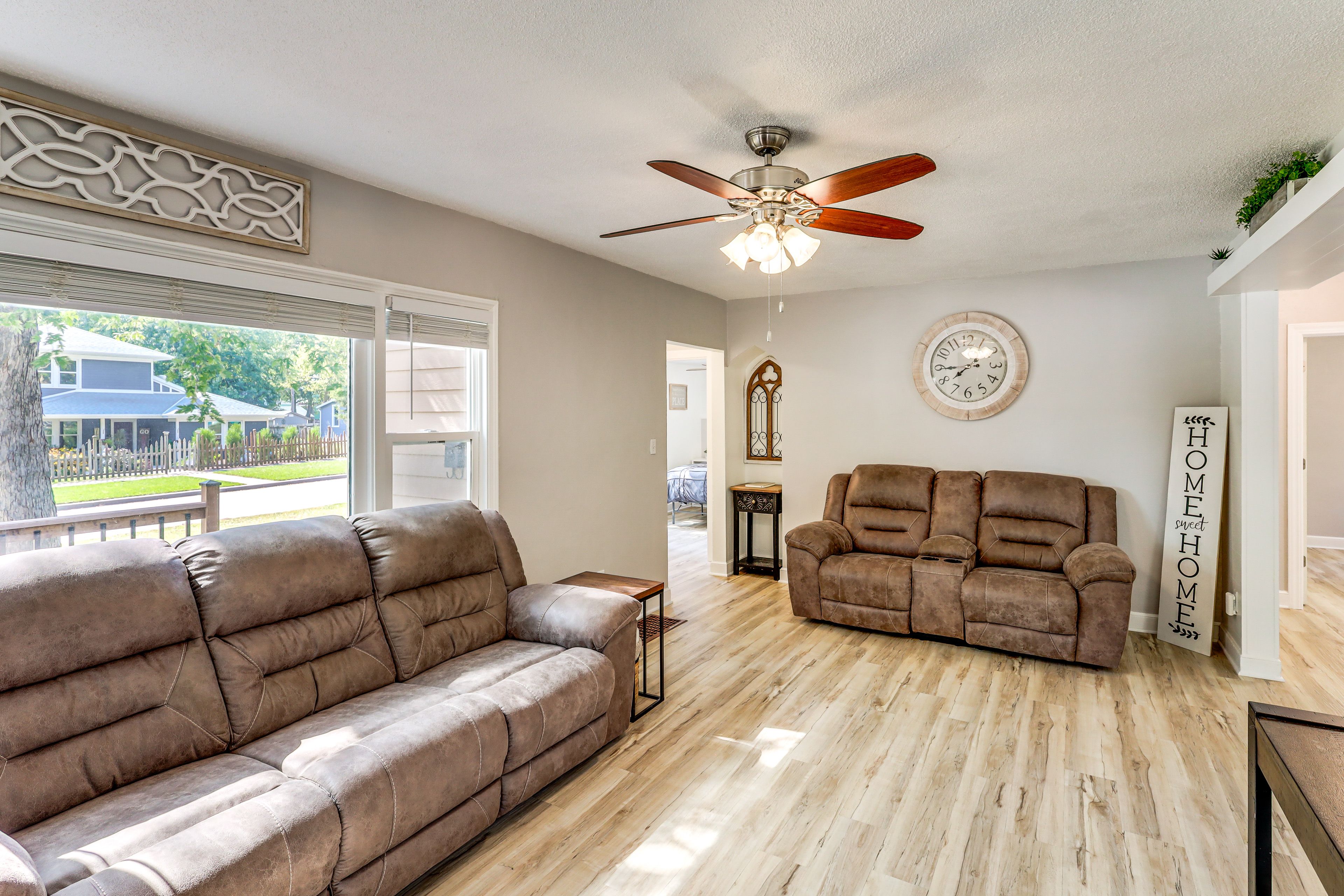 Living Room | Smart TV | Dining Table | Free WiFi