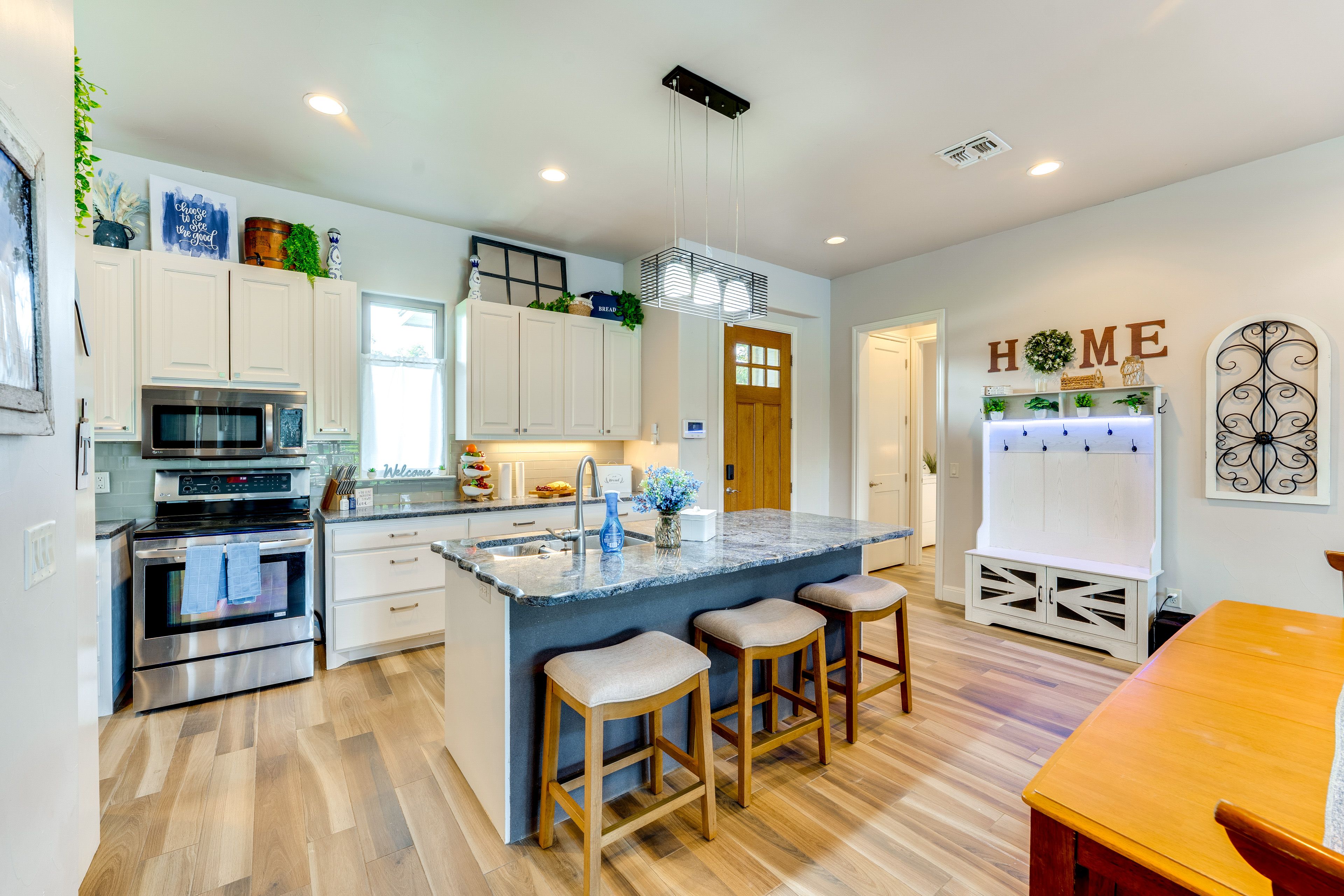 Kitchen | Cooking Basics | Dining Table & Bar