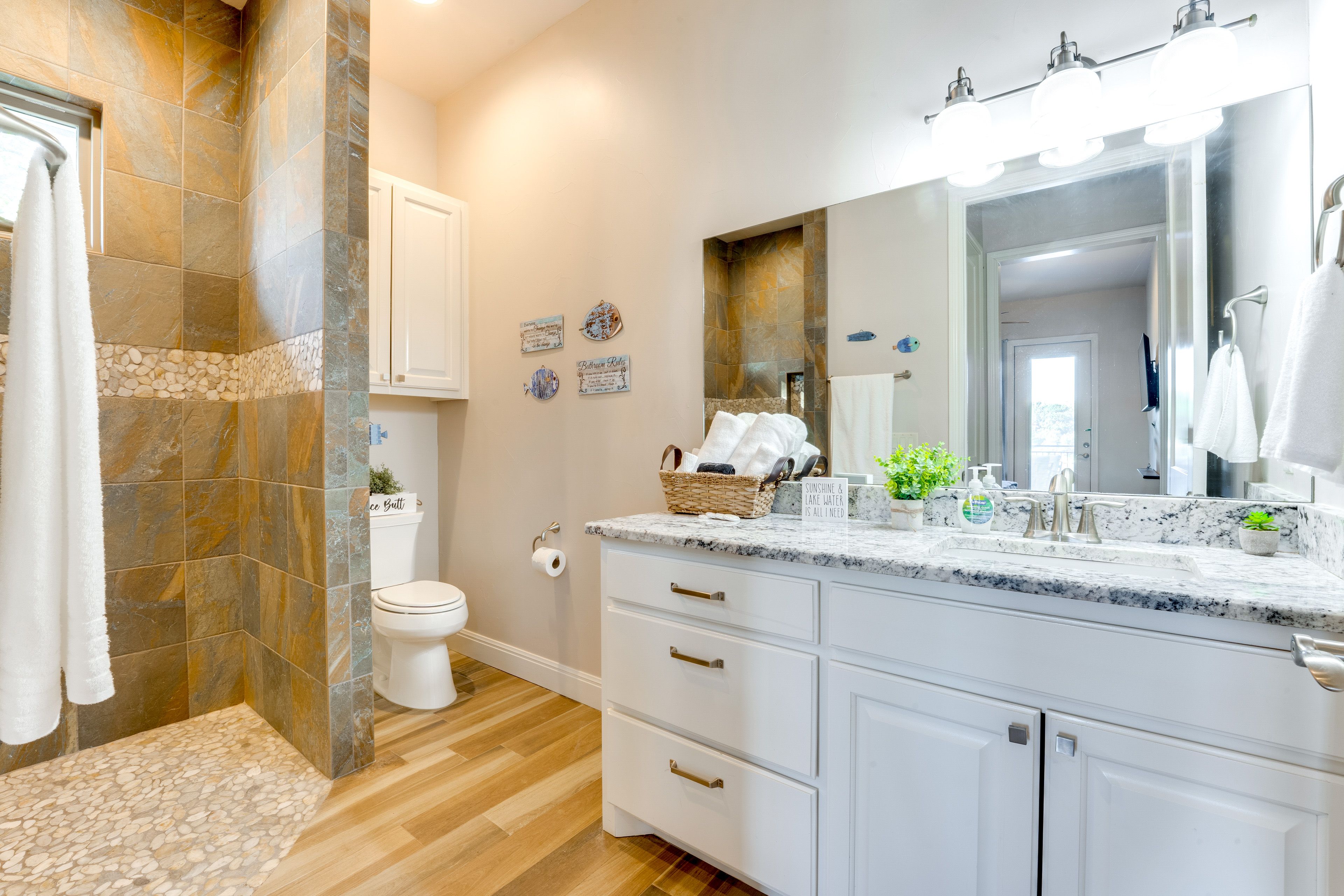 Full Bathroom | Towels Provided