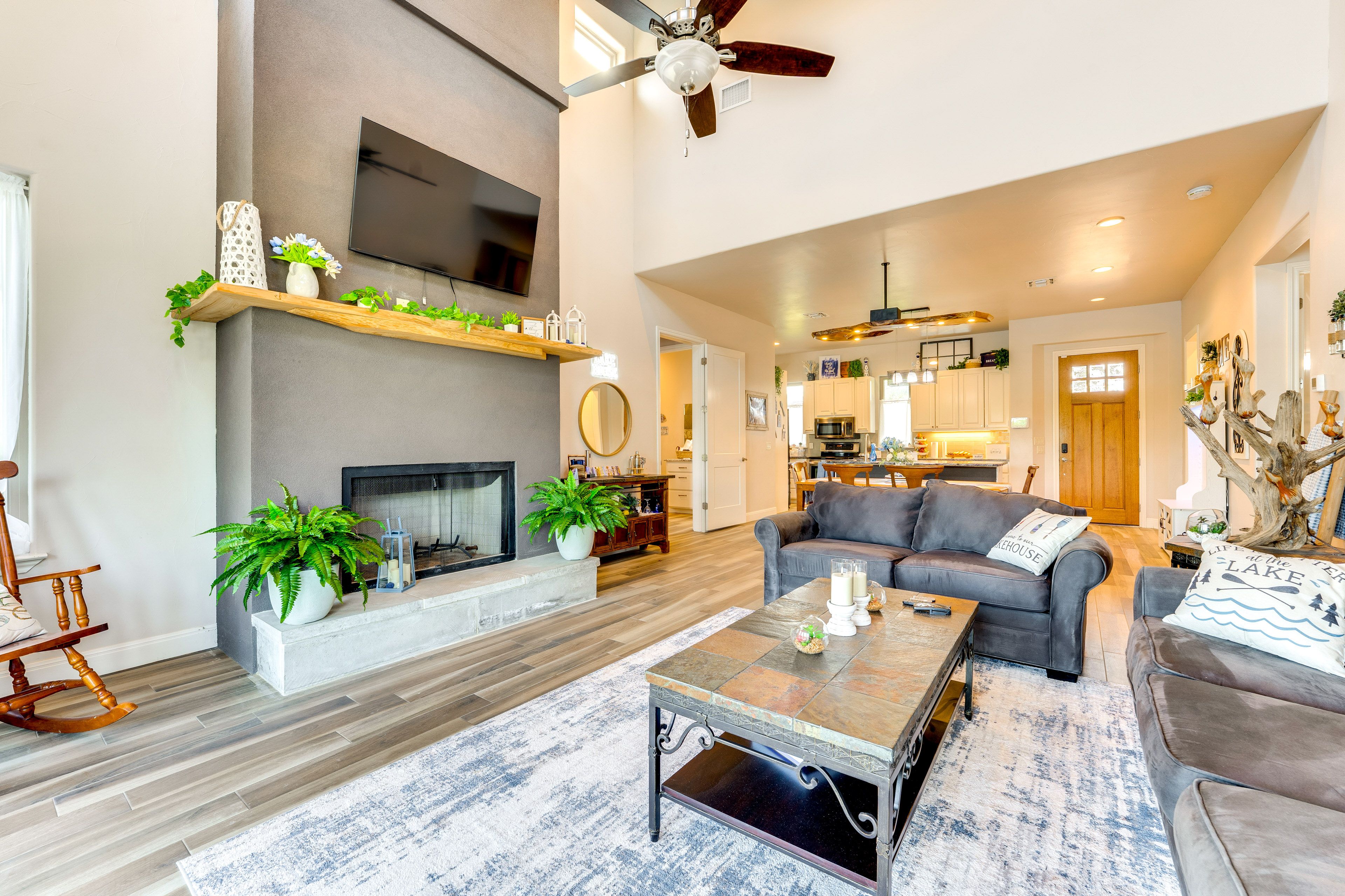 Living Area | Smart TV | Fireplace | Board Games