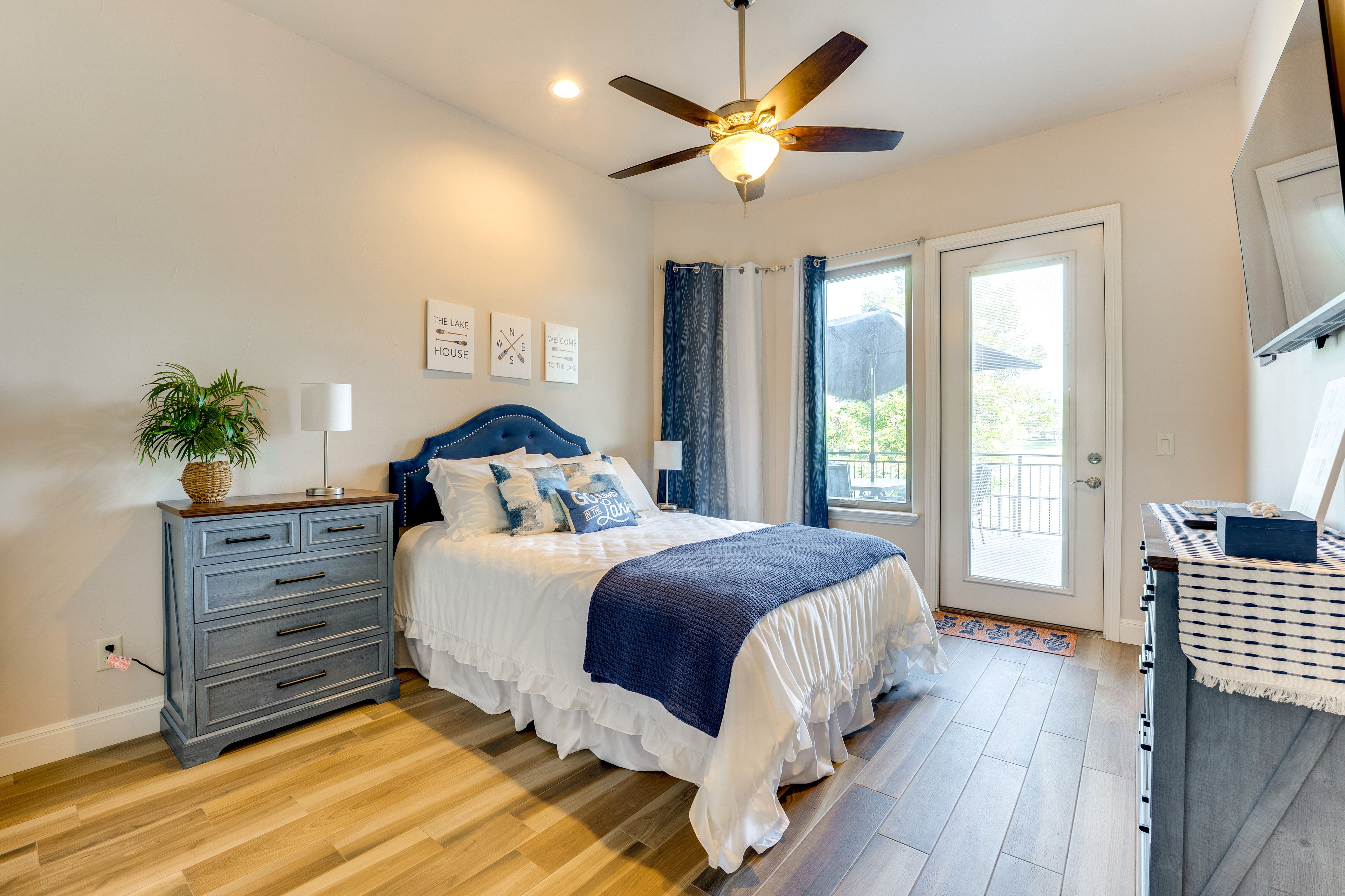 Bedroom 2 | Queen Bed | Smart TV