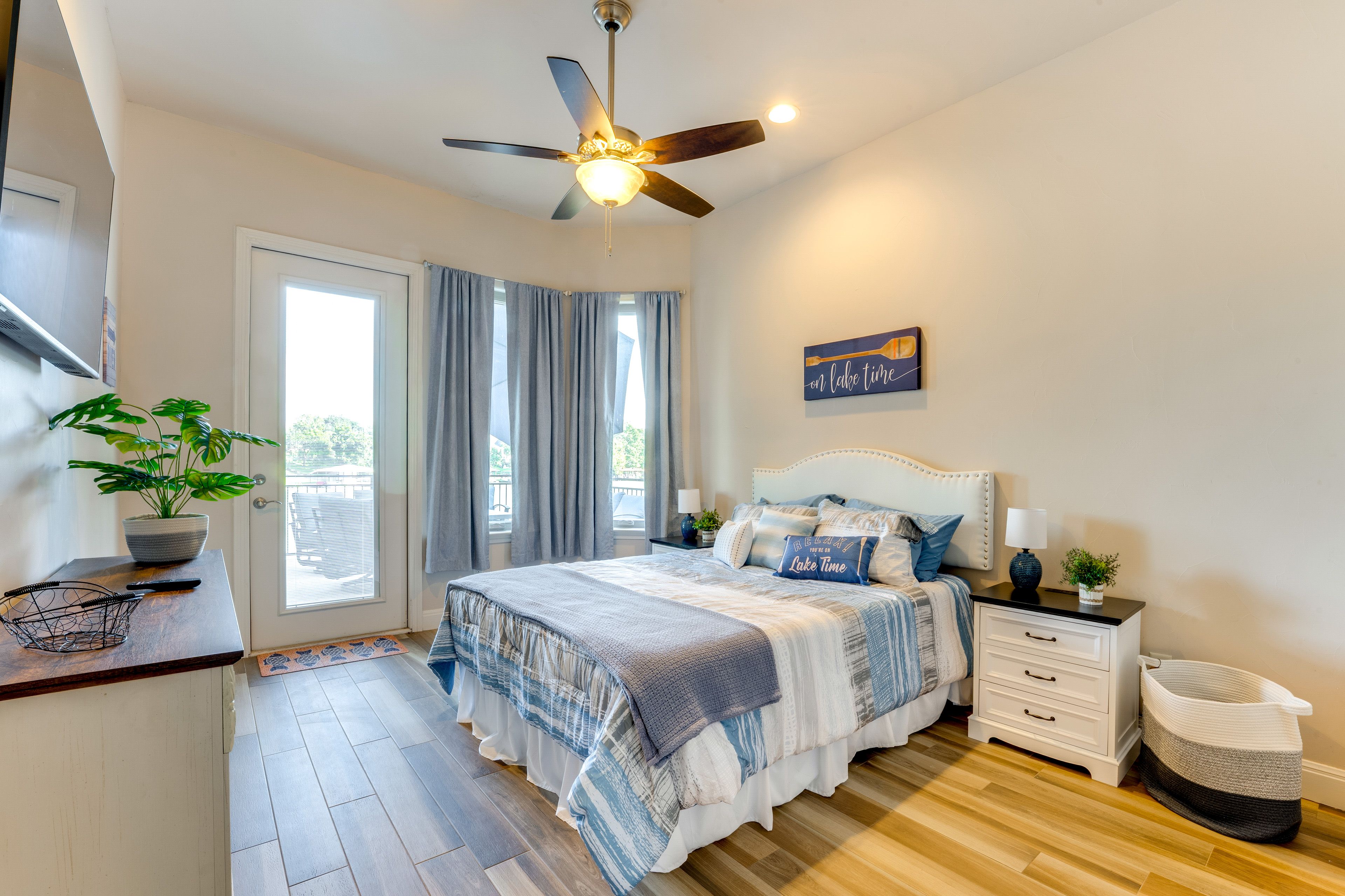 Bedroom 1 | Queen Bed | Smart TV