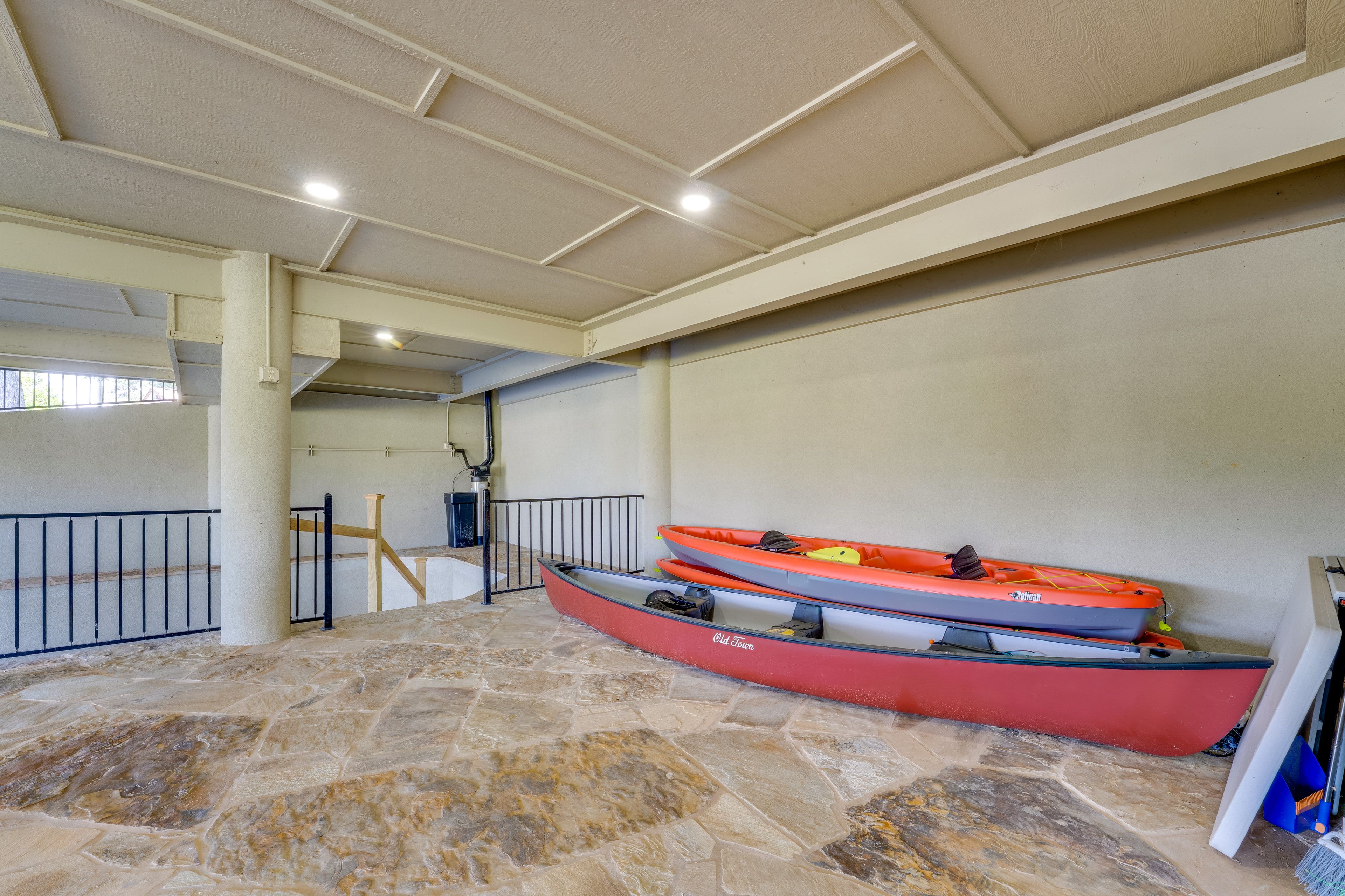 House Exterior | 2 Kayaks | Canoe