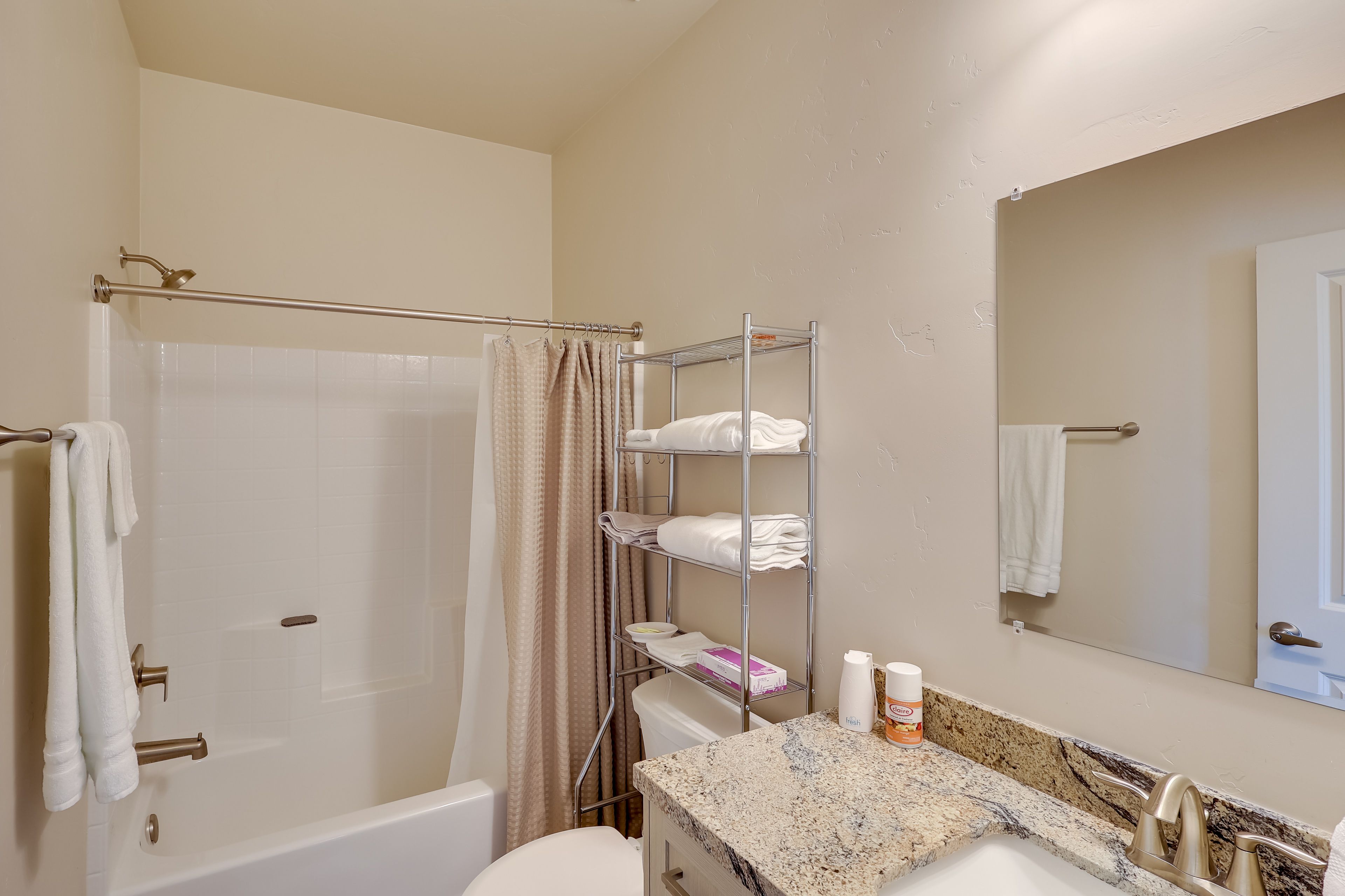 Full Bathroom | Complimentary Toiletries