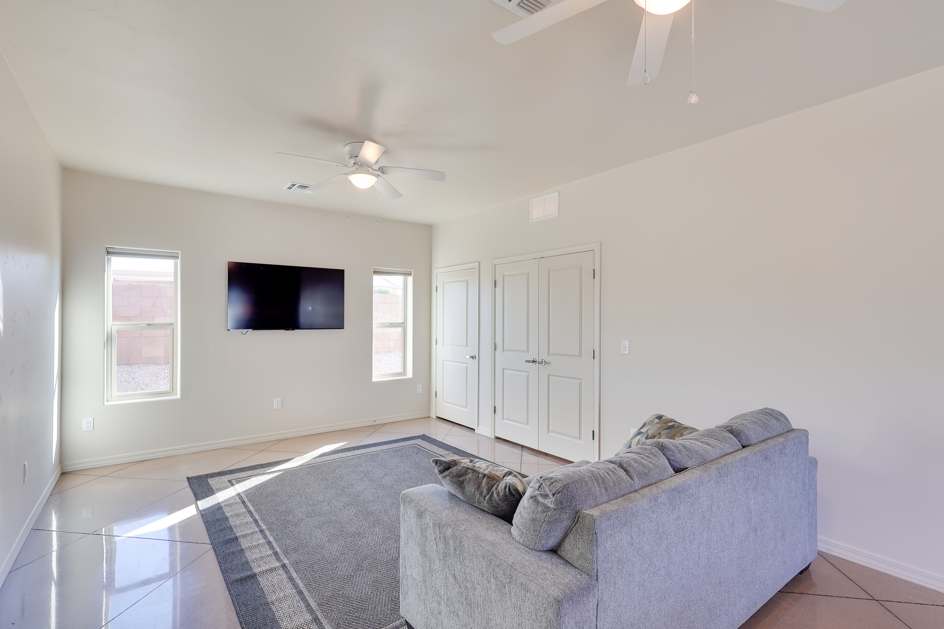 Living Room | Queen Sleeper Sofa | Smart TV | Free WiFi | Central A/C & Heat
