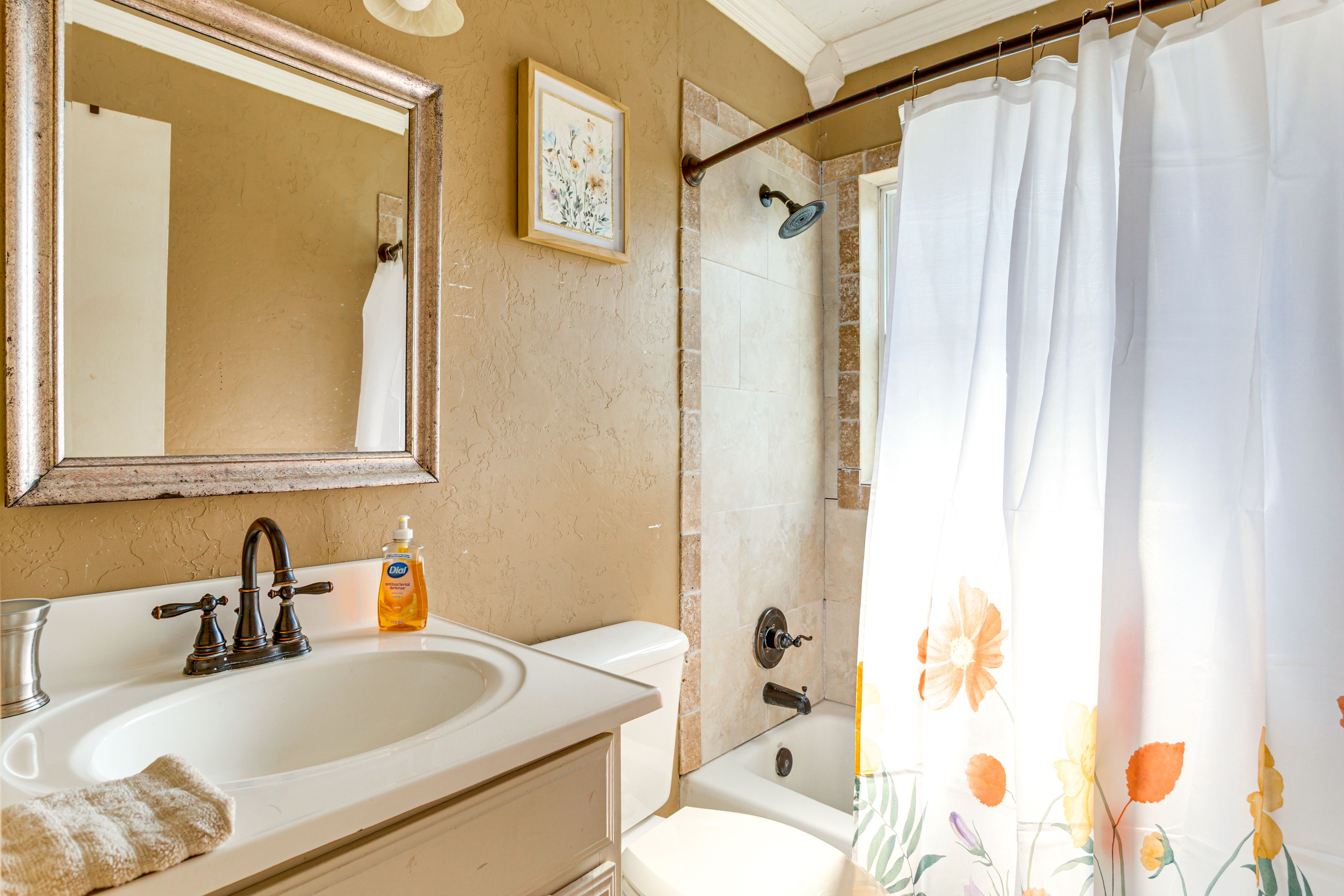 Full Bathroom | Complimentary Toiletries | Towels Provided