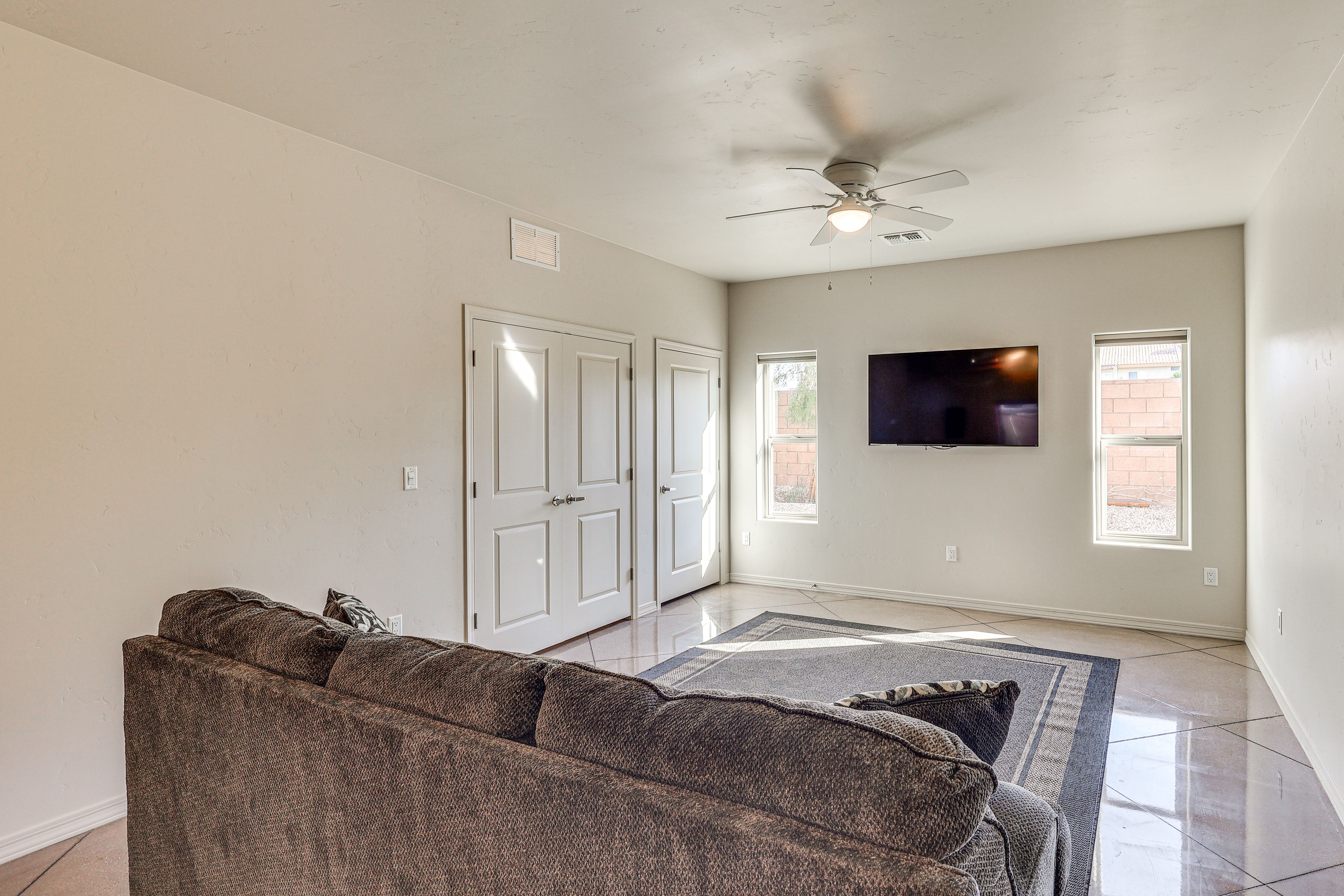 Living Room | Free WiFi | Smart TV | Central A/C | Queen Sleeper Sofa
