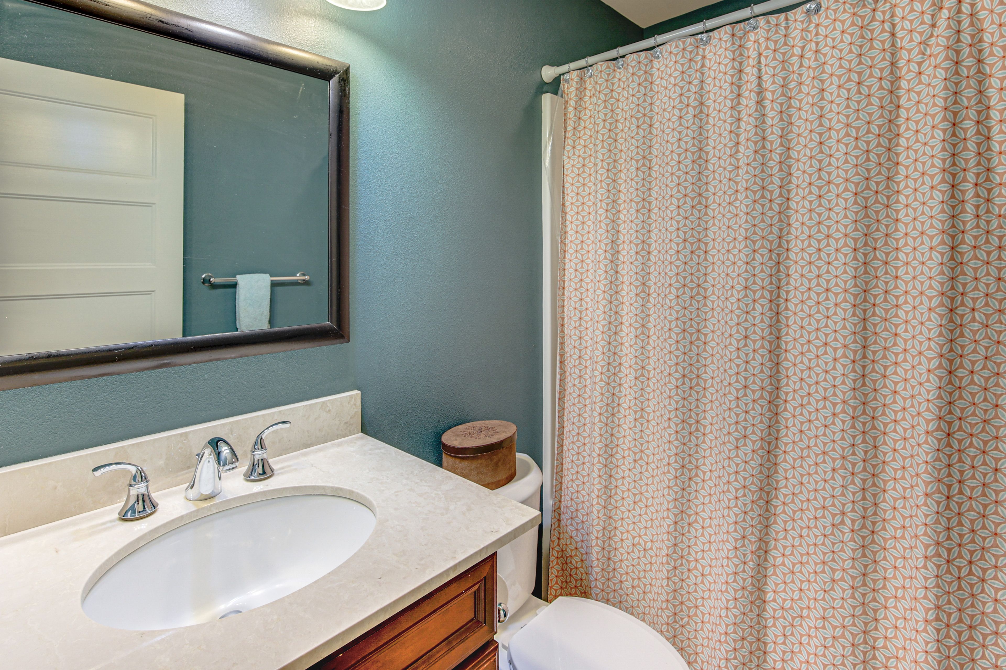 Full Bathroom | Towels Provided | 1st Floor