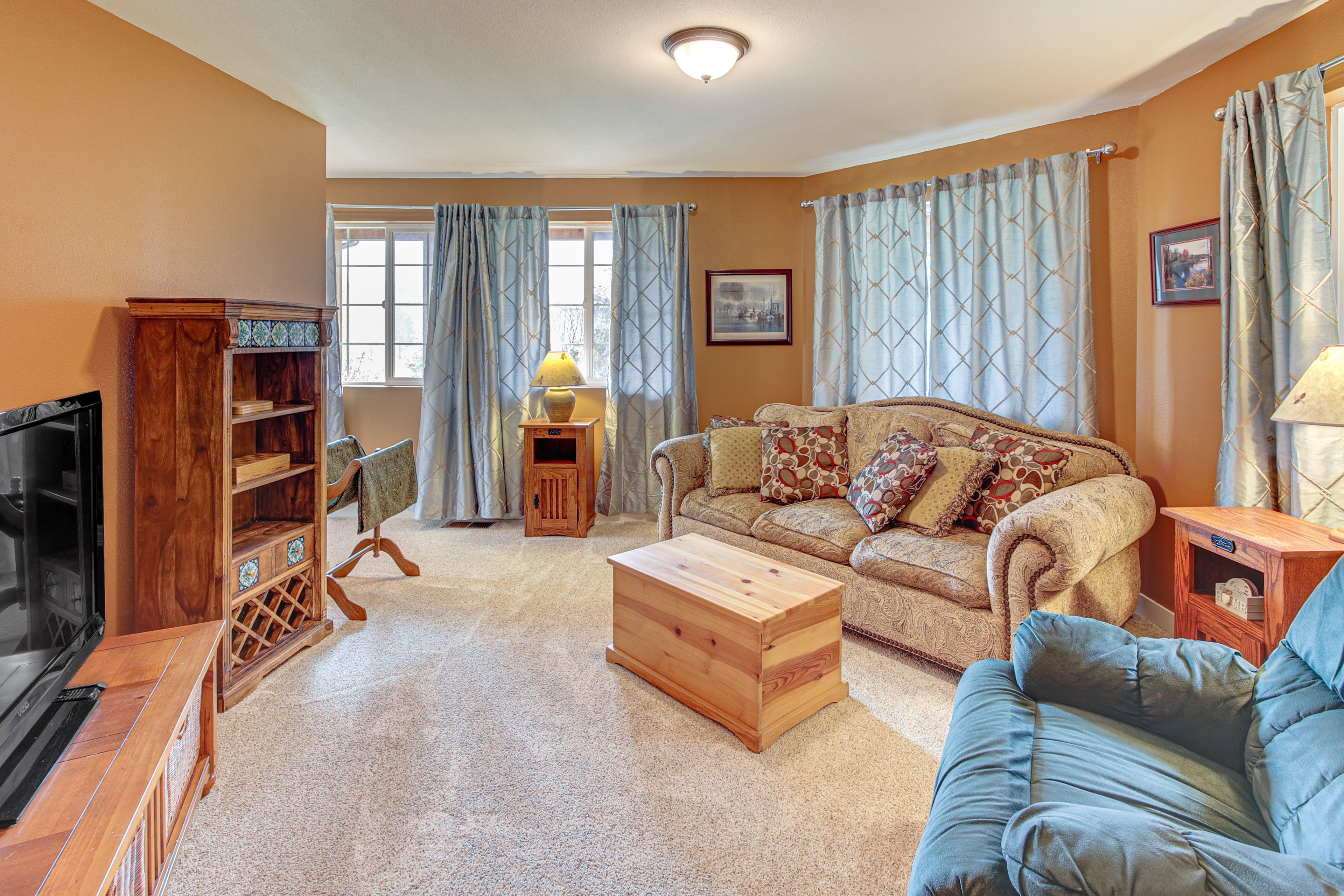 Den | TV | 1st Floor