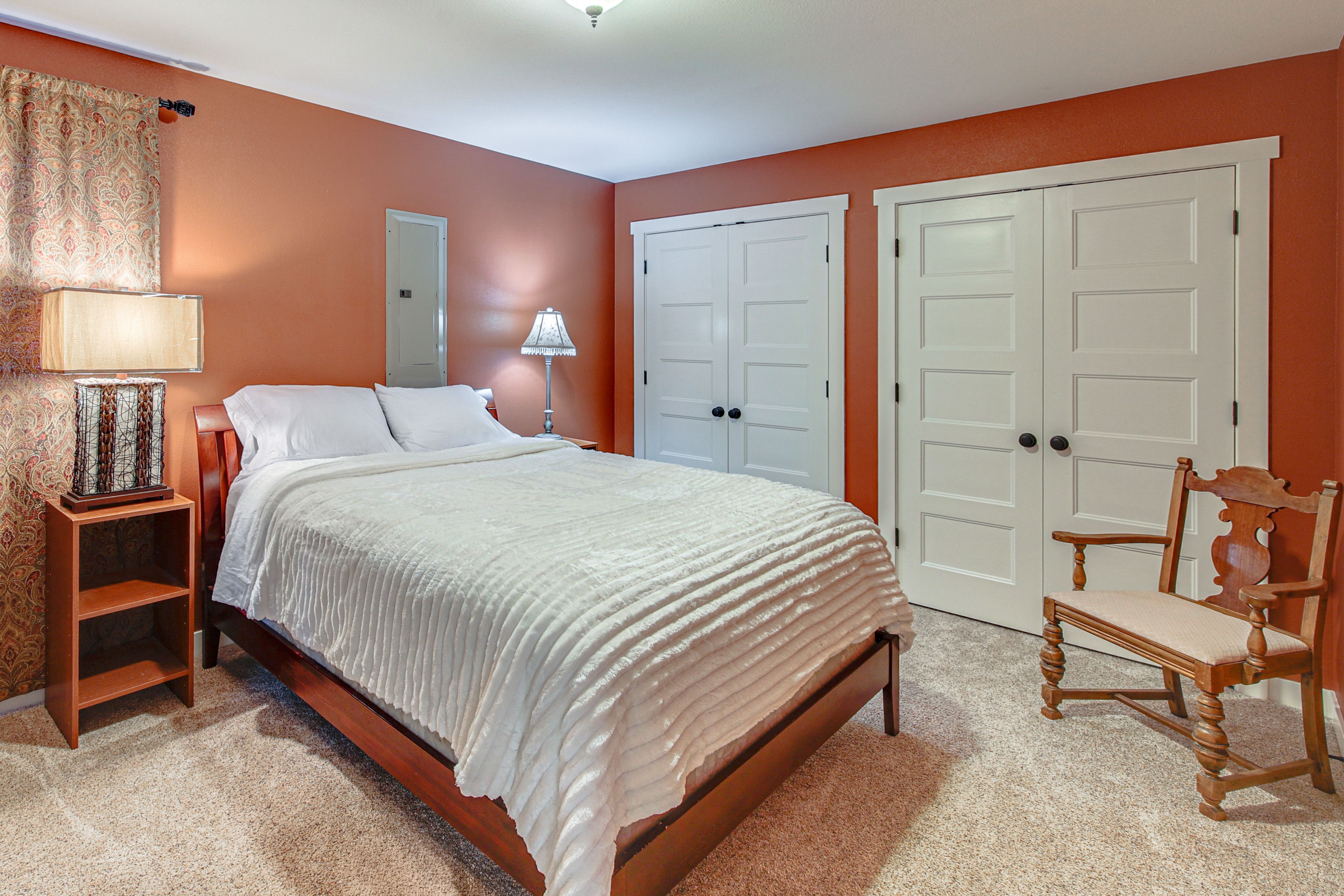 Bedroom 1 | Queen Bed | 1st Floor