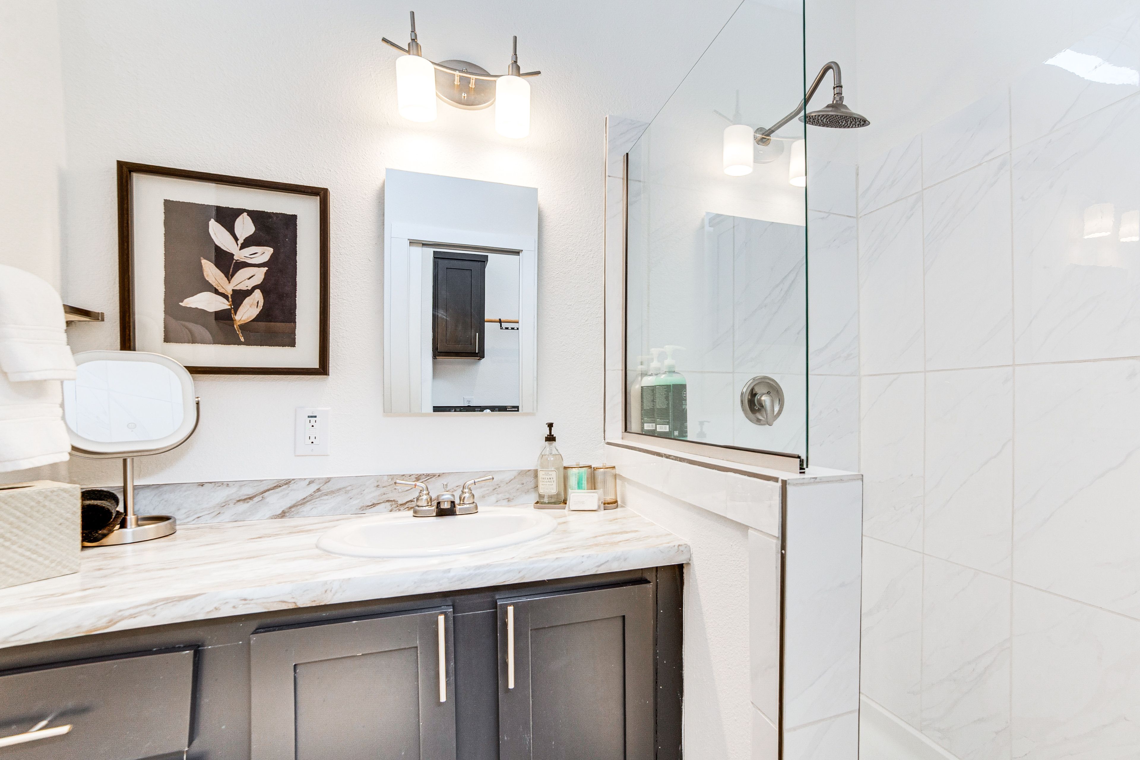 Full Bathroom | Complimentary Toiletries | Towels Provided