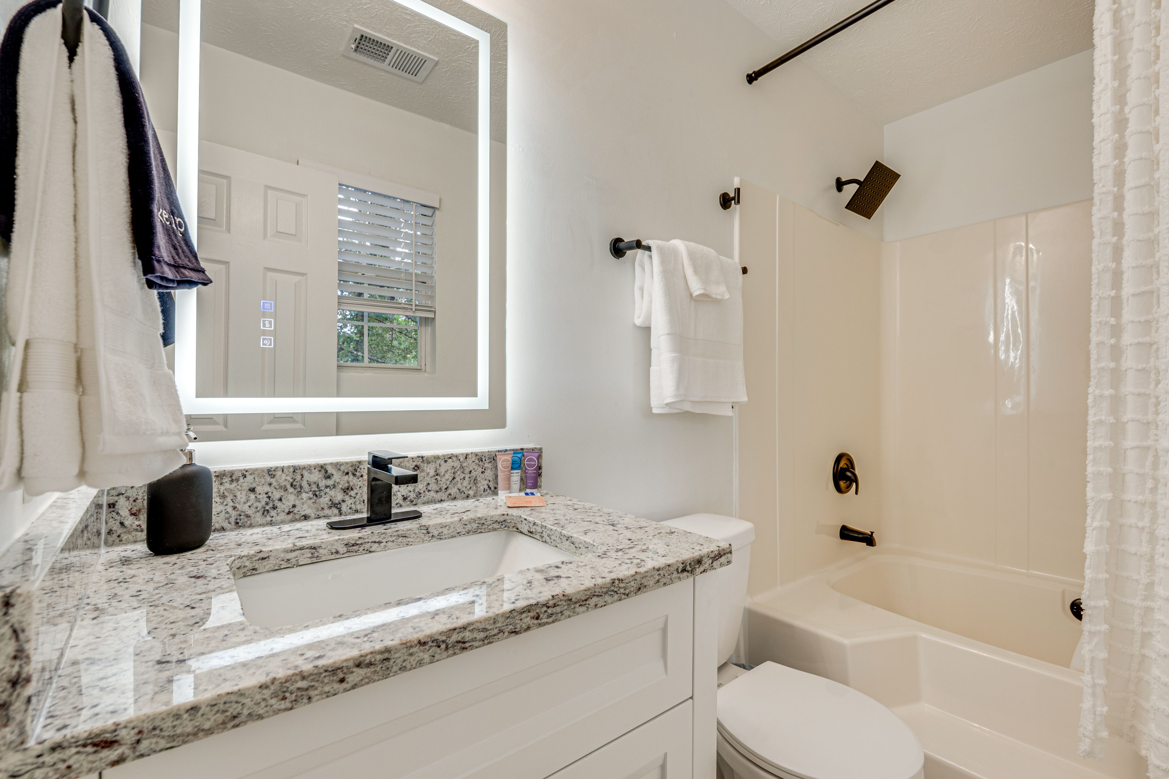 Full Bathroom | Upper Level | Towels Provided