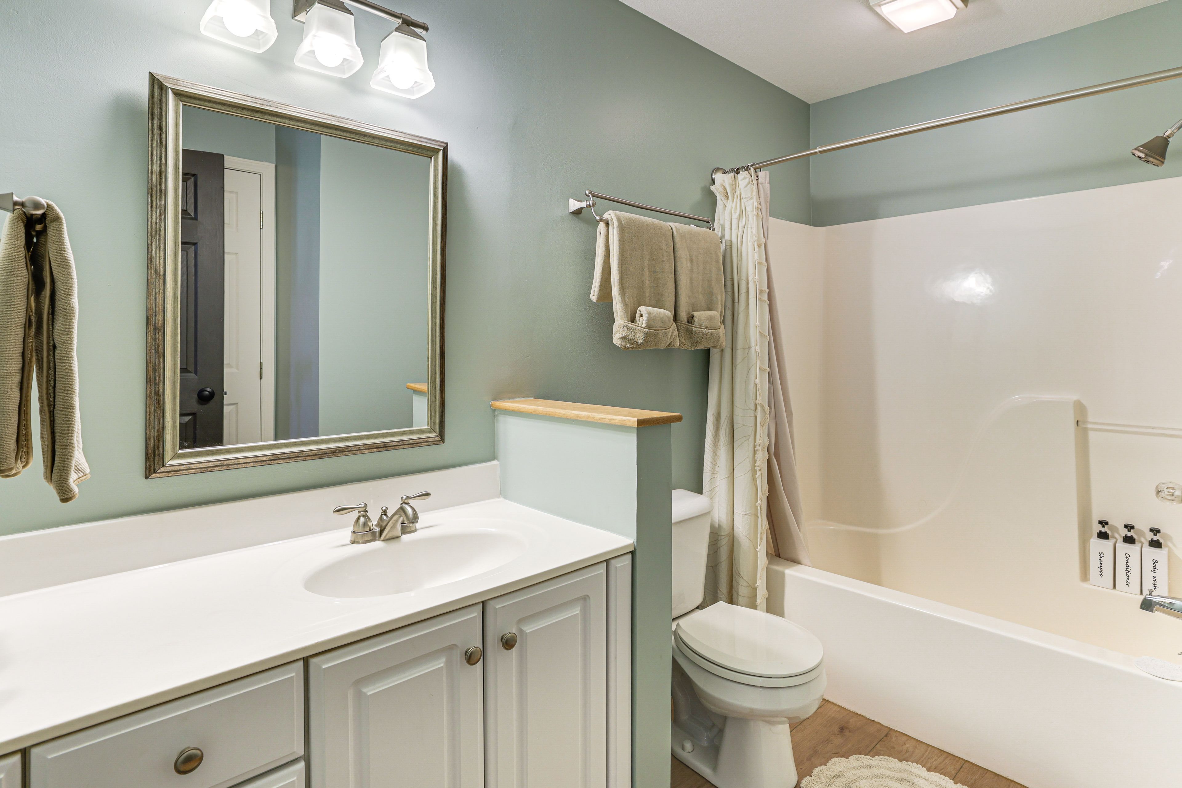 Full Bathroom | Lower Level | Towels Provided