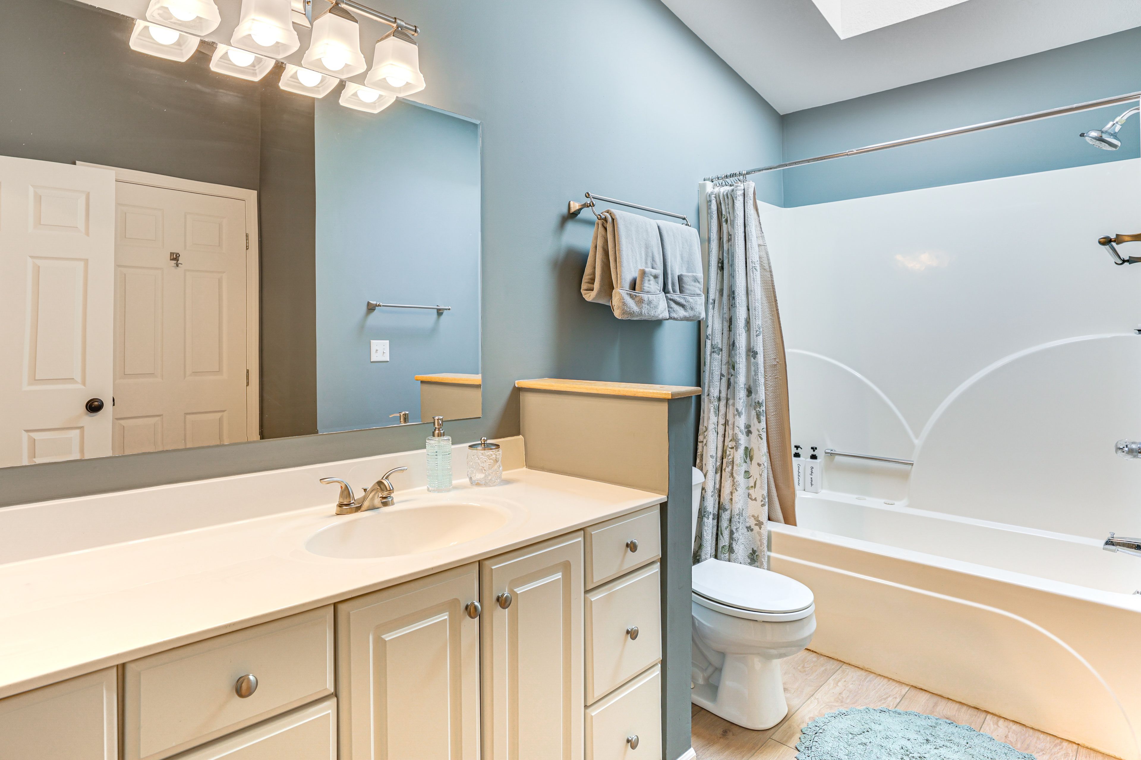Full Bathroom | Top Level | Complimentary Toiletries