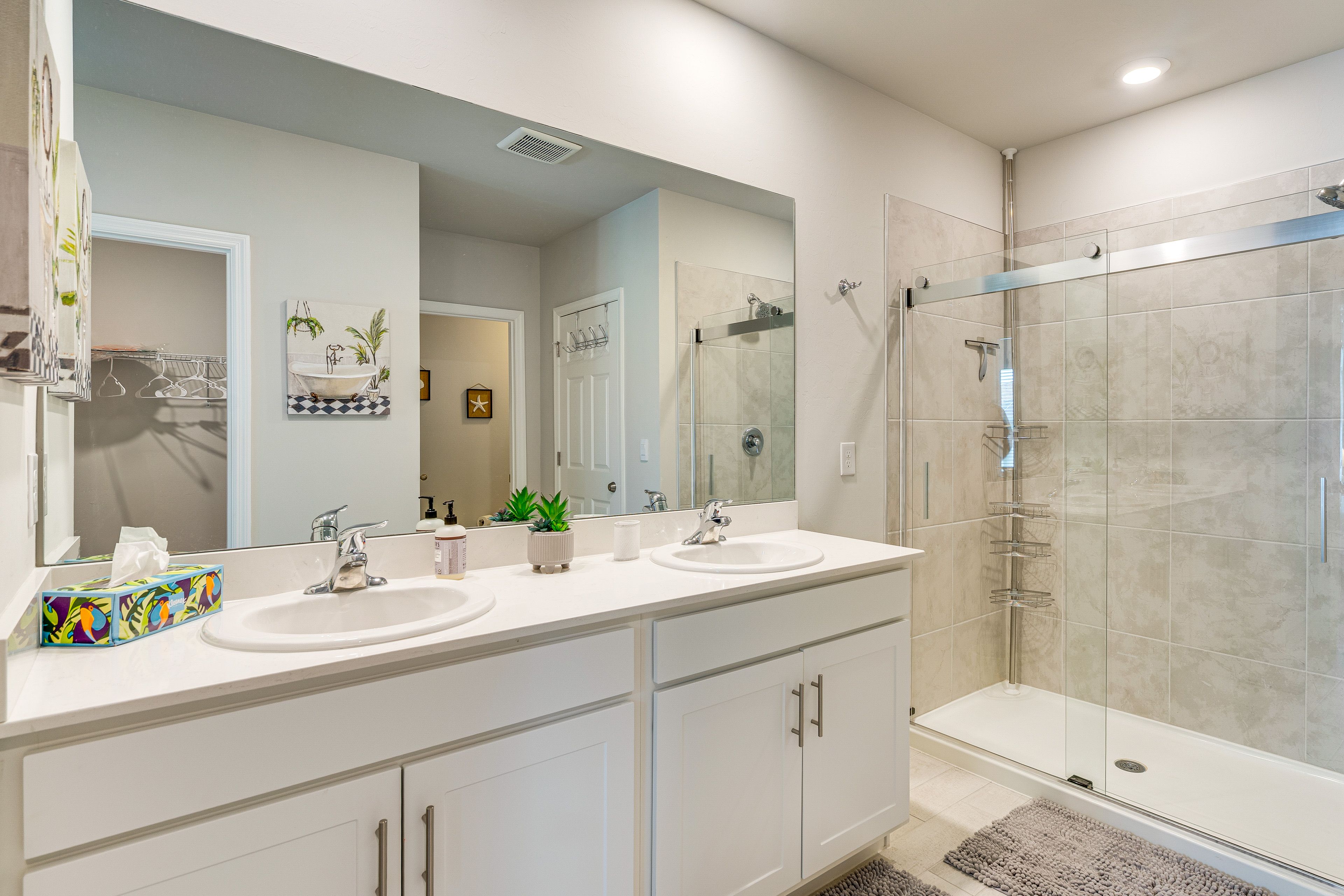 En-Suite Bathroom | Towels Provided