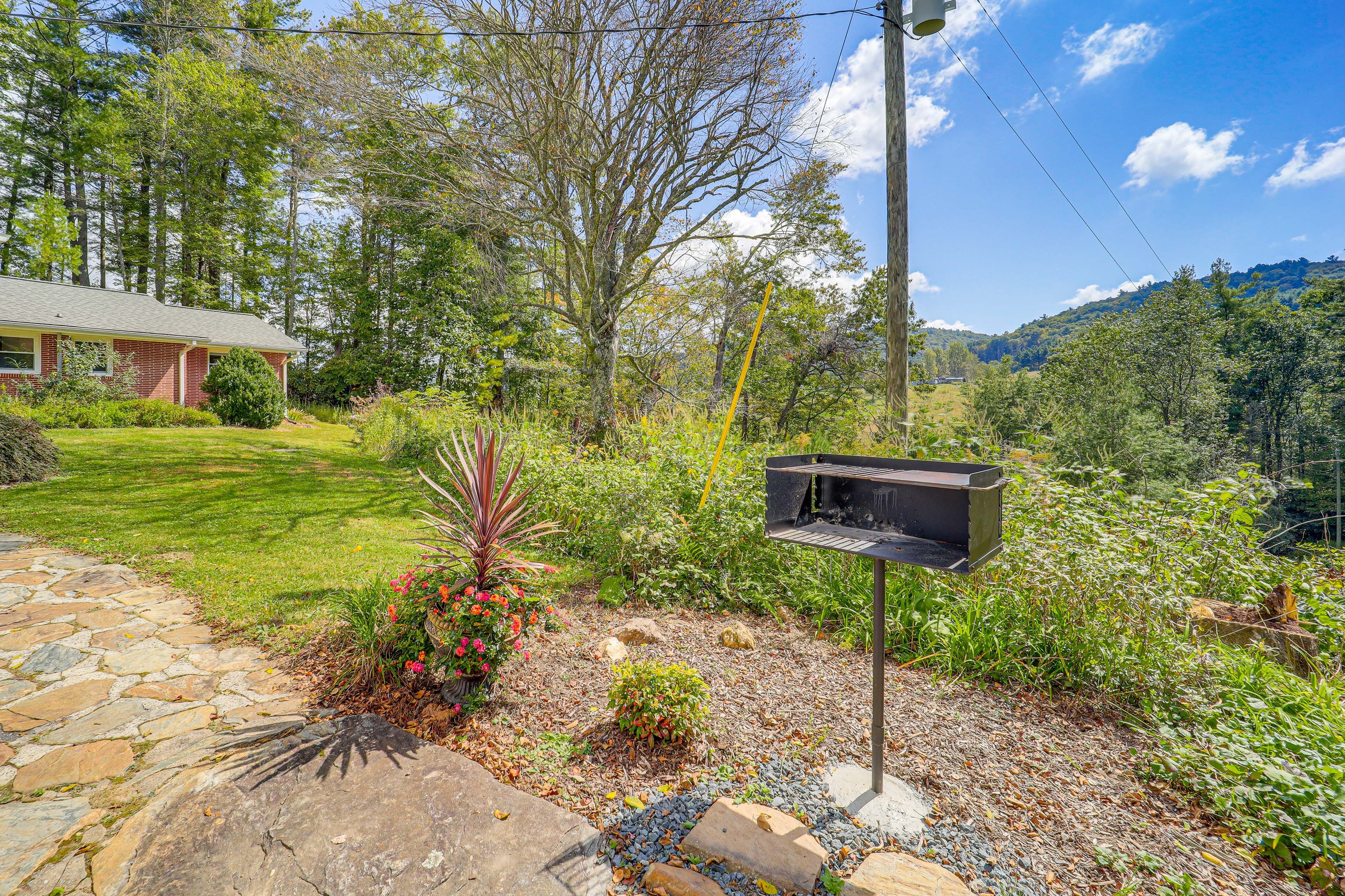 House Exterior | Charcoal Grill | Mountain Views