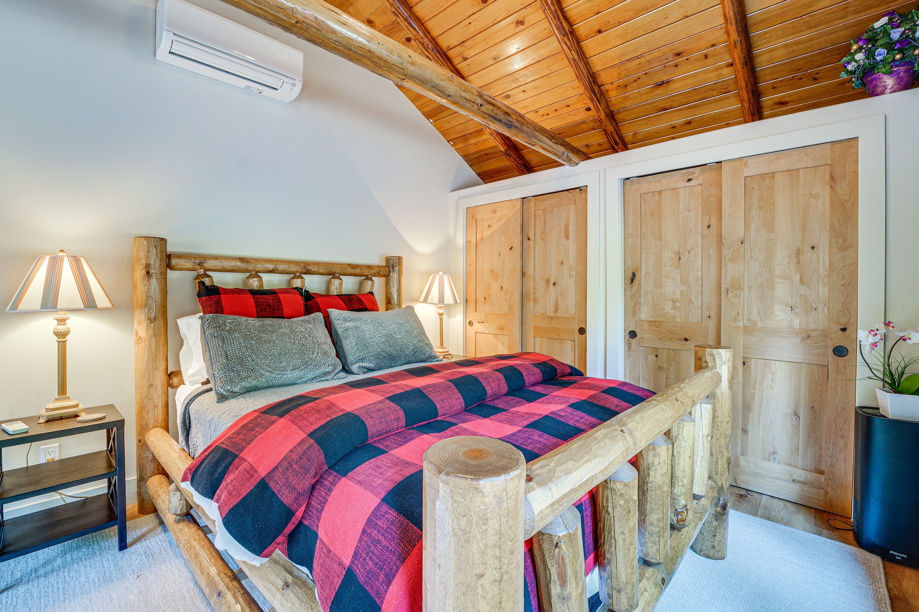 Bedroom 2 | Queen Bed