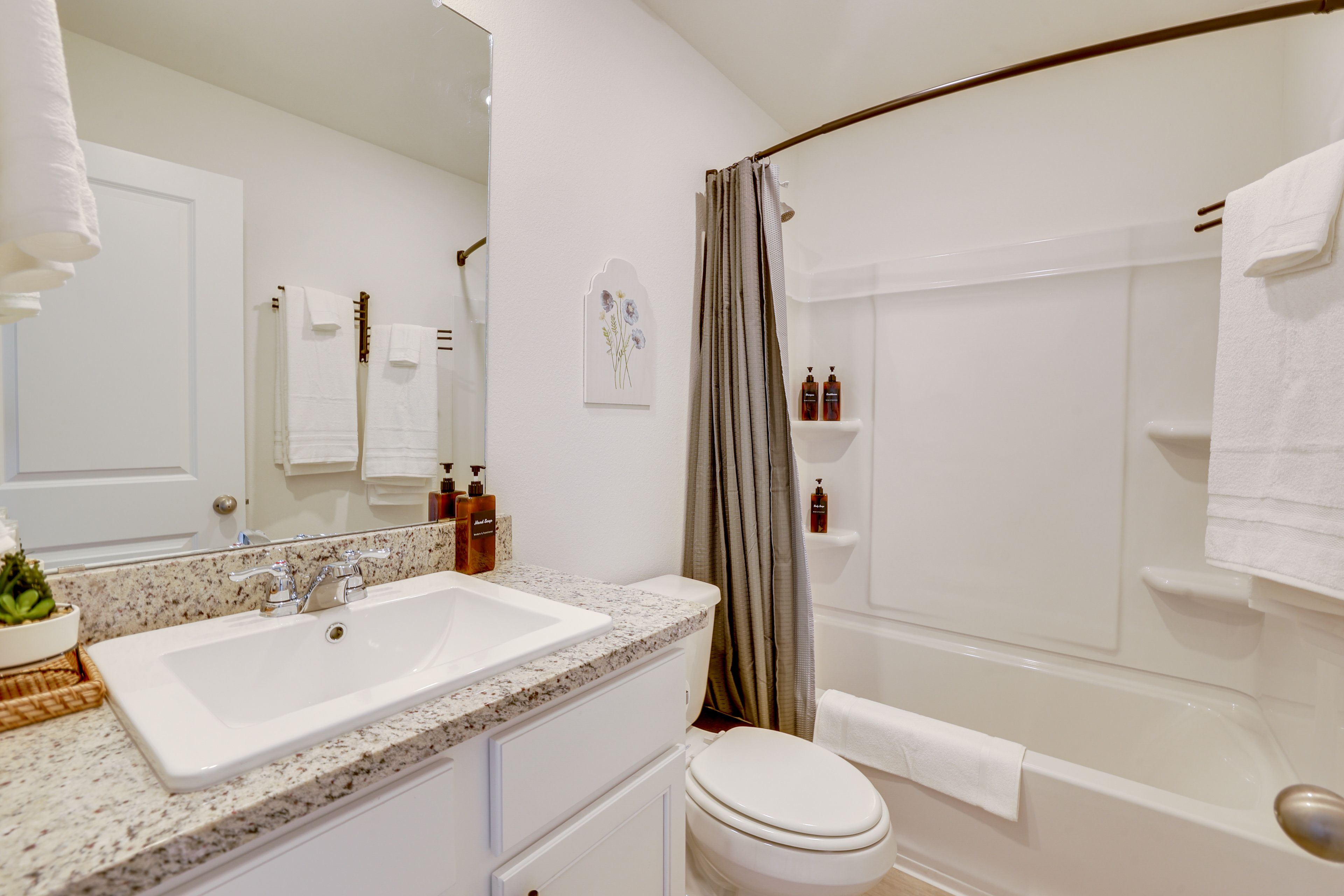 Full Bathroom | Complimentary Toiletries