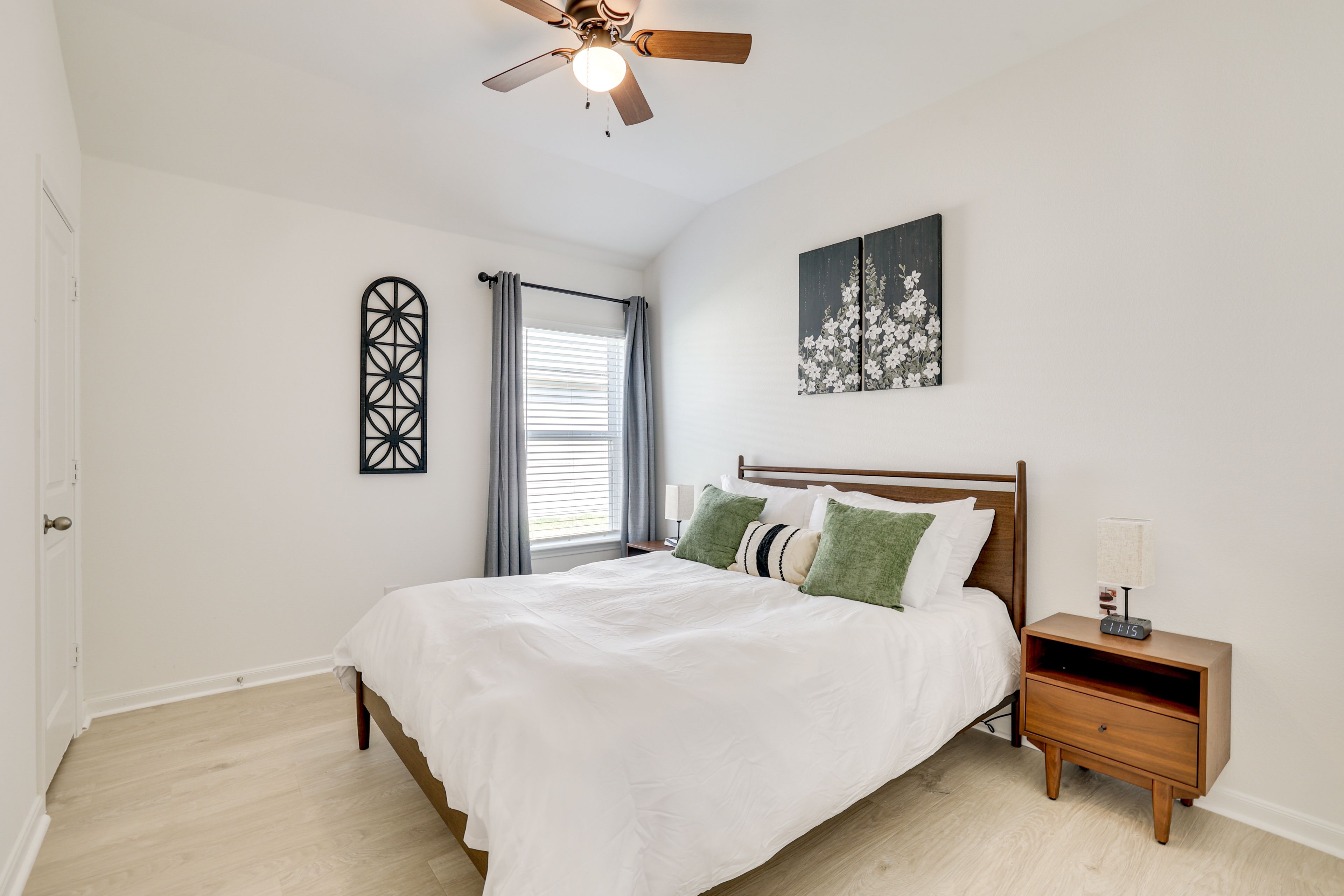 Bedroom 2 | Queen Bed