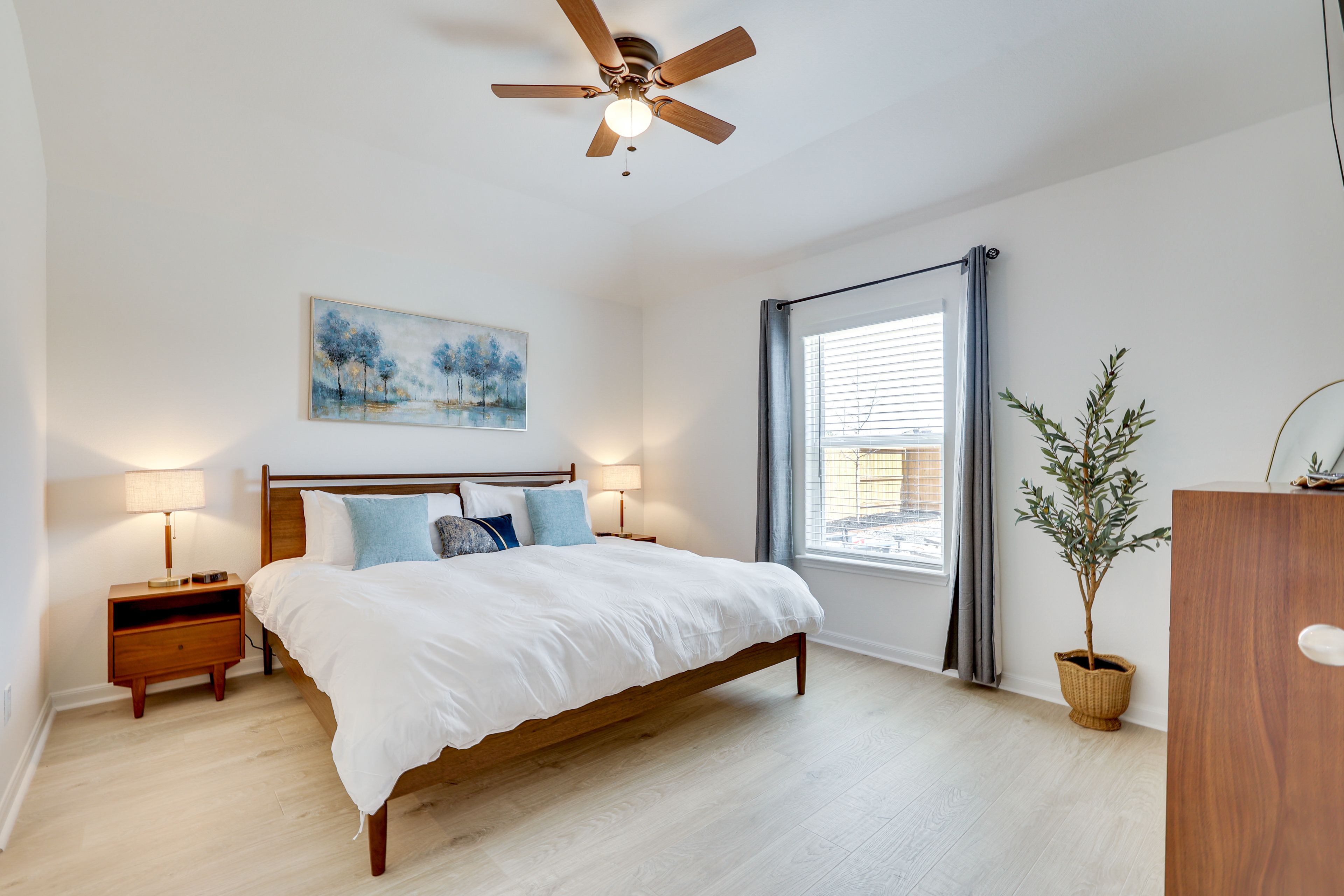 Bedroom 1 | King Bed | Smart TV
