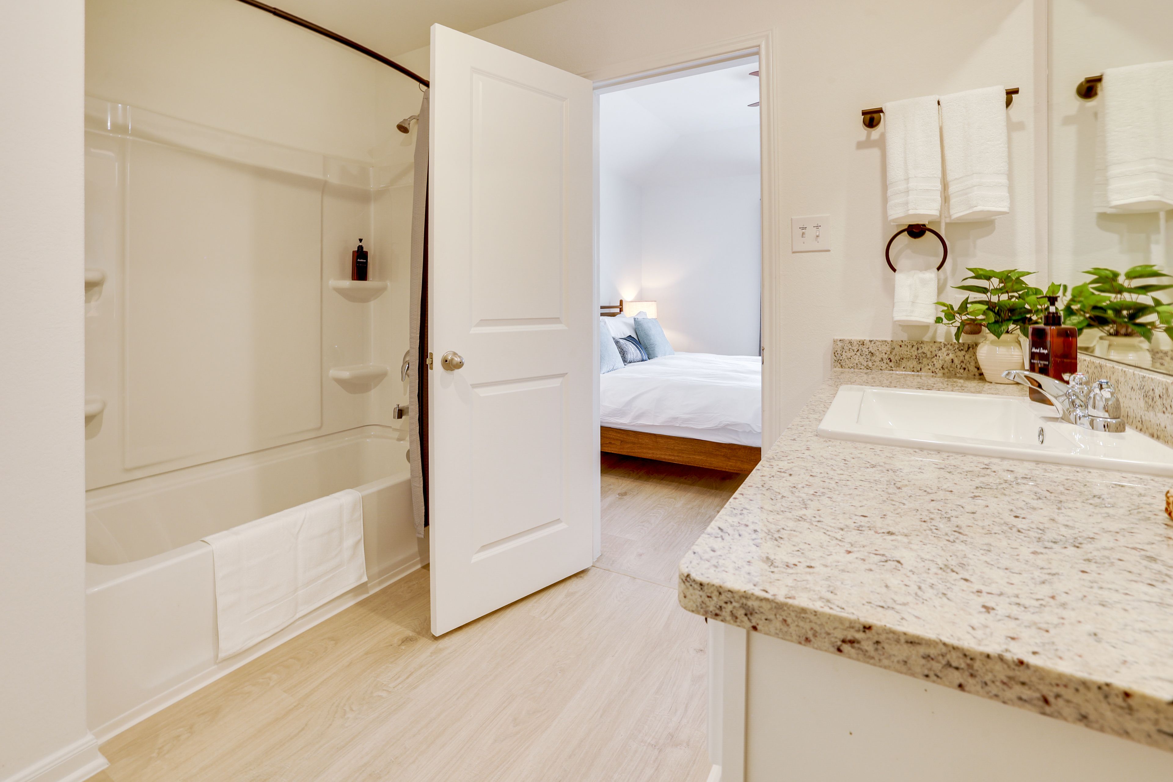 Full Bathroom | Towels Provided