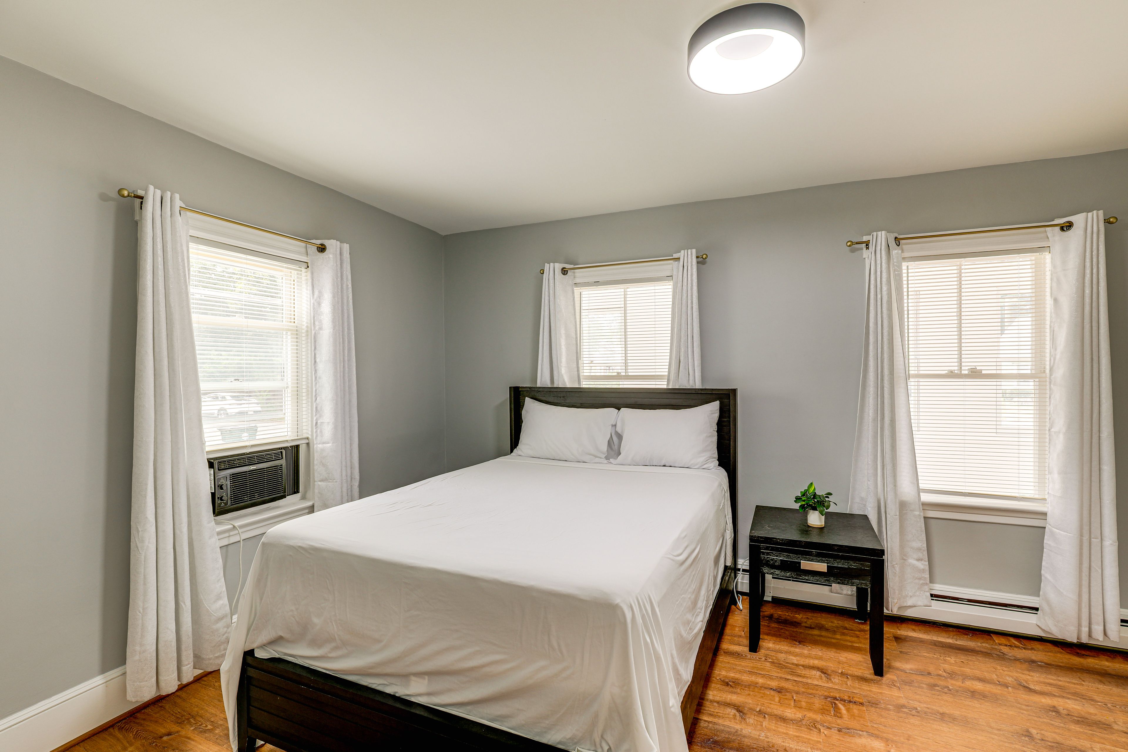 Bedroom 1 | Queen Bed