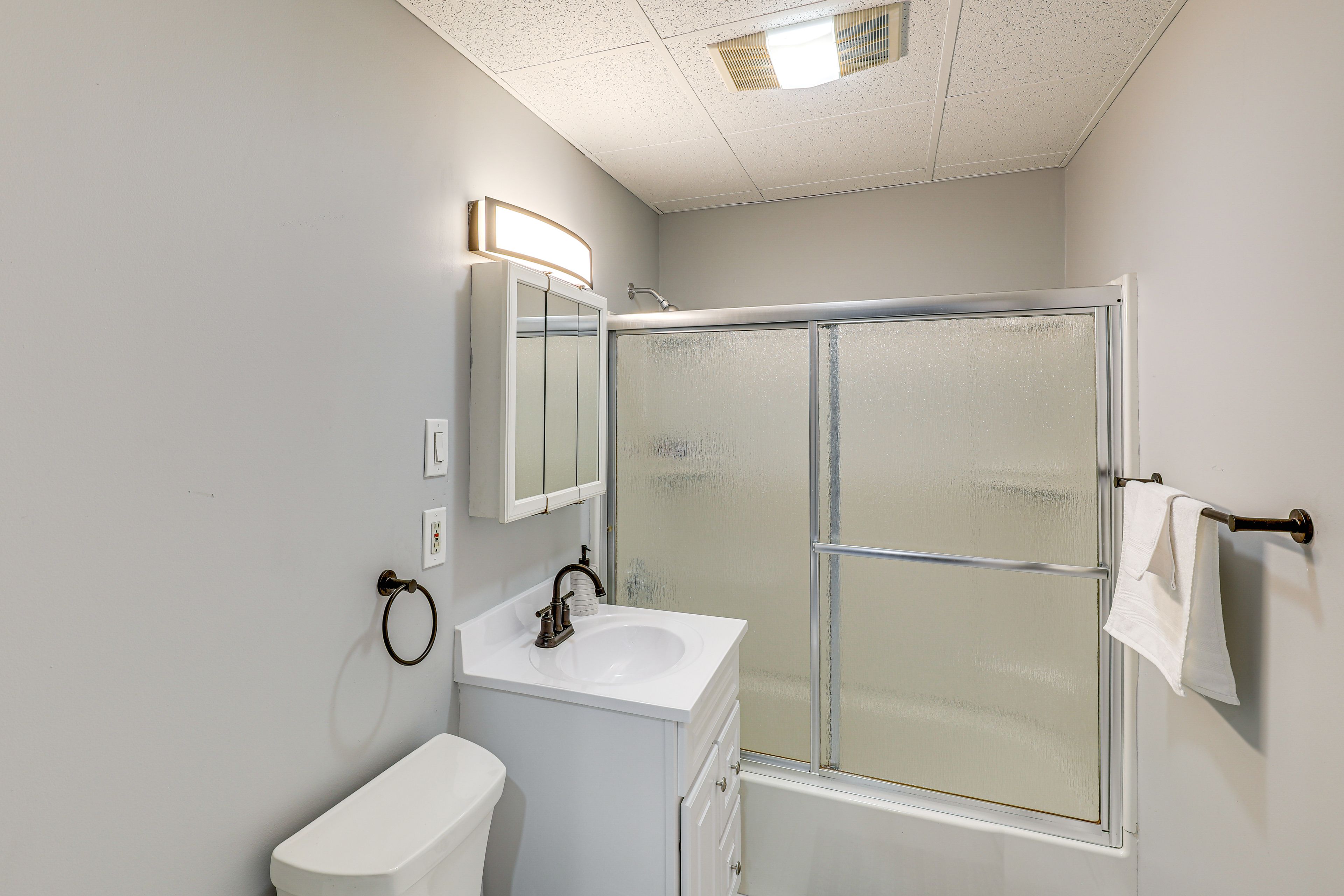 Full Bathroom | Linens & Towels | Complimentary Toiletries | Hair Dryer