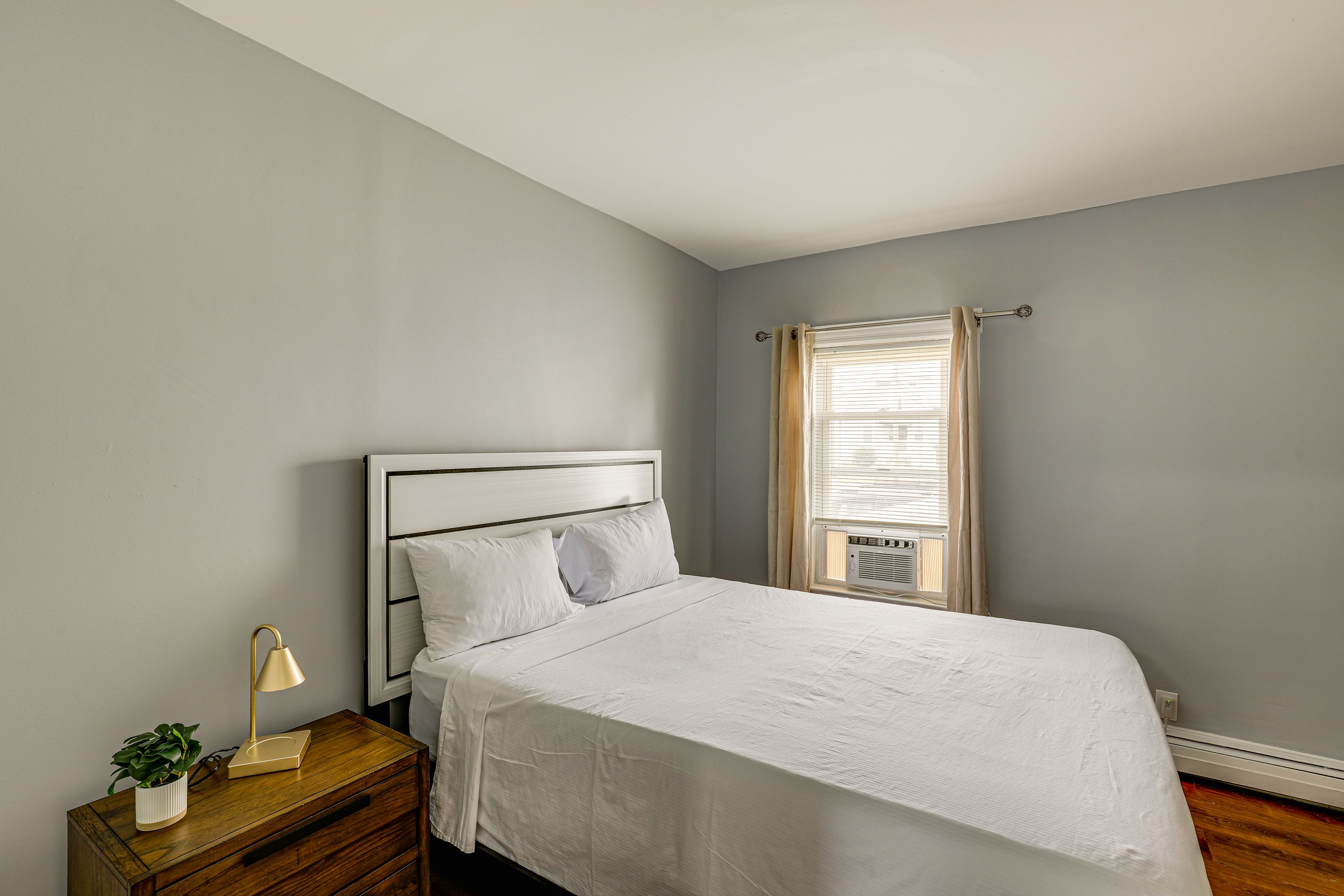 Bedroom 2 | Queen Bed