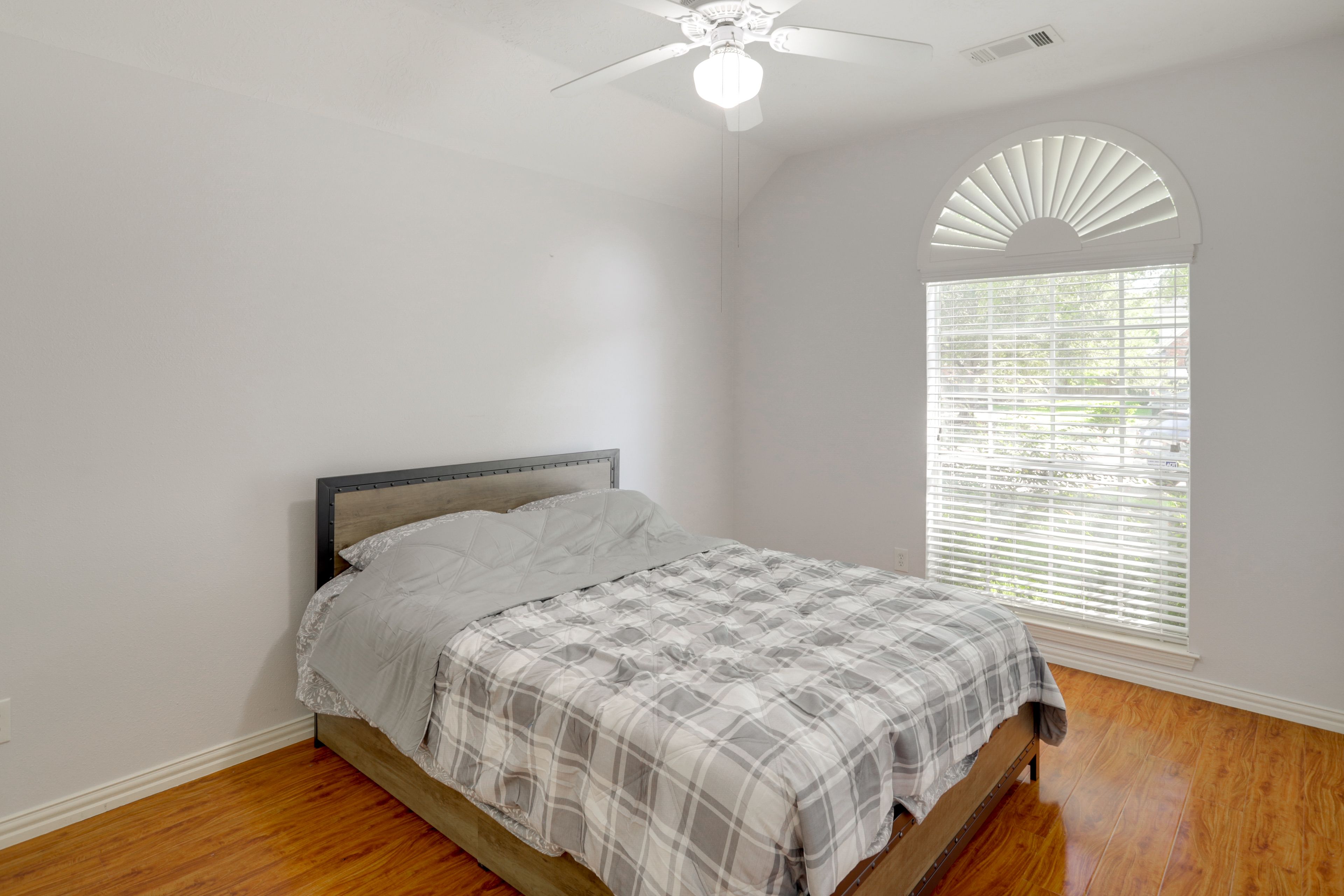 Bedroom 3 | Queen Bed