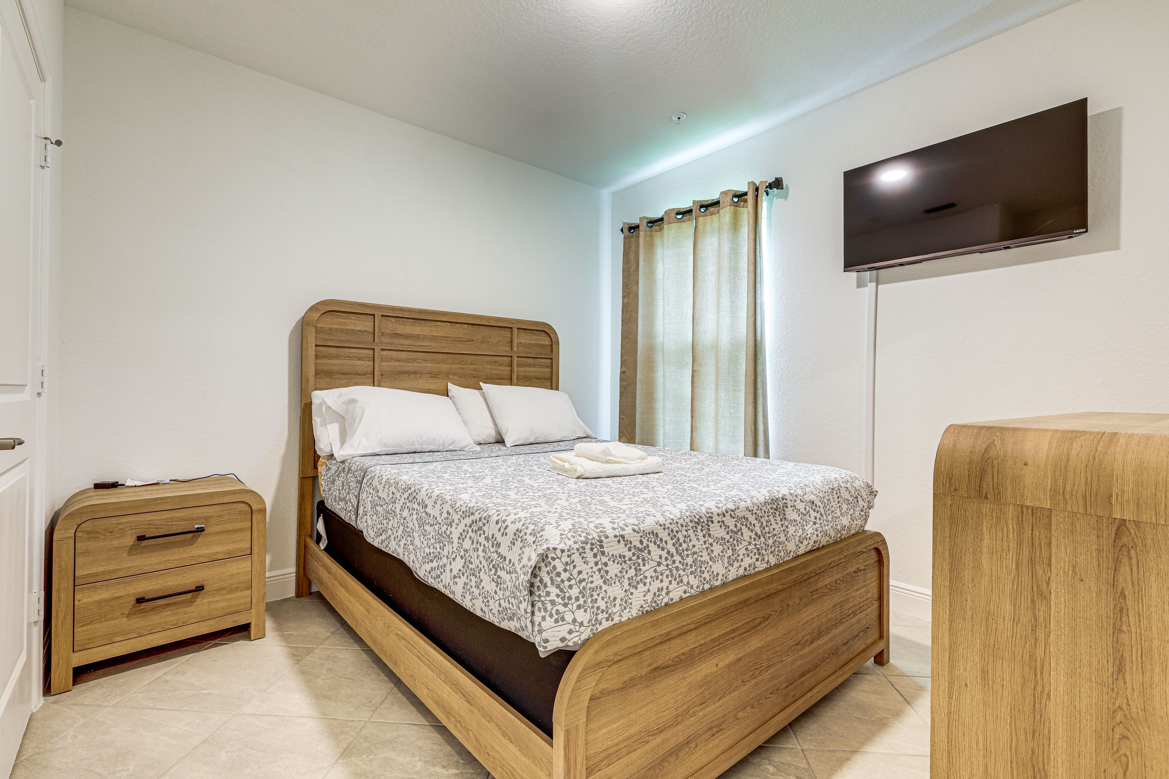 Bedroom | Queen Bed | Linens Provided | Flat-Screen TV