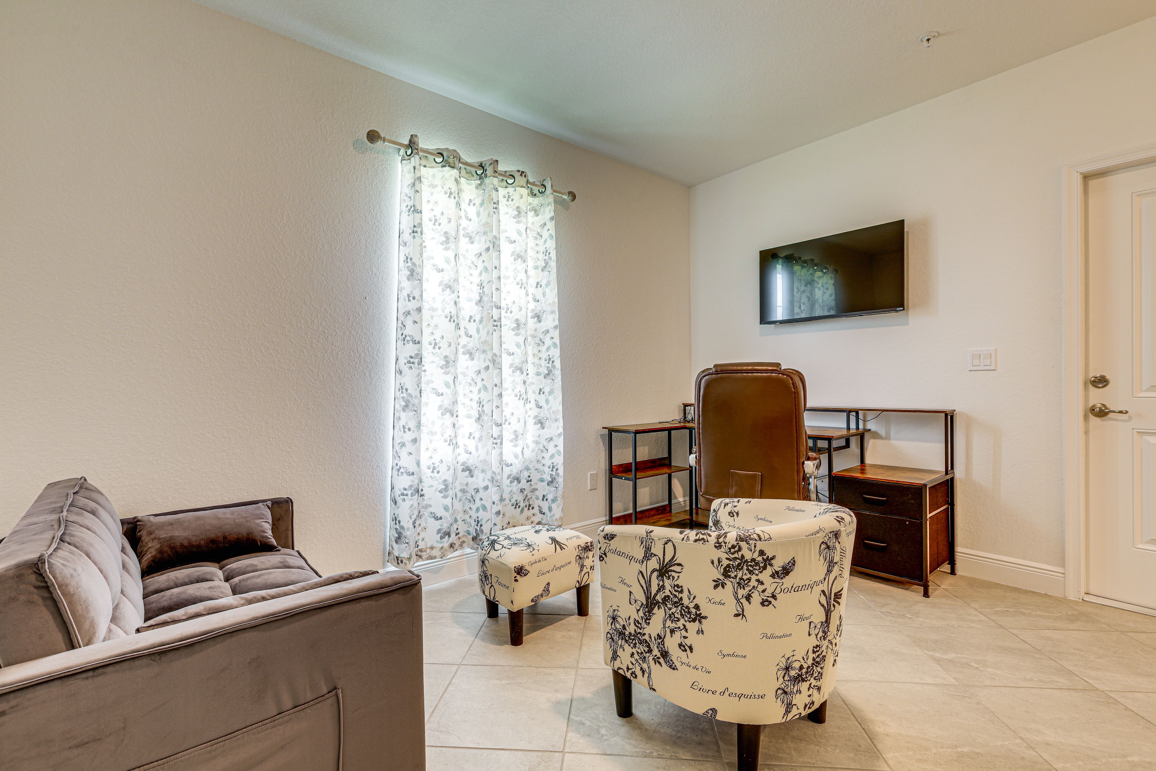 Living Room | Flat-Screen TV | Desk | Central Heating & A/C | Free WiFi