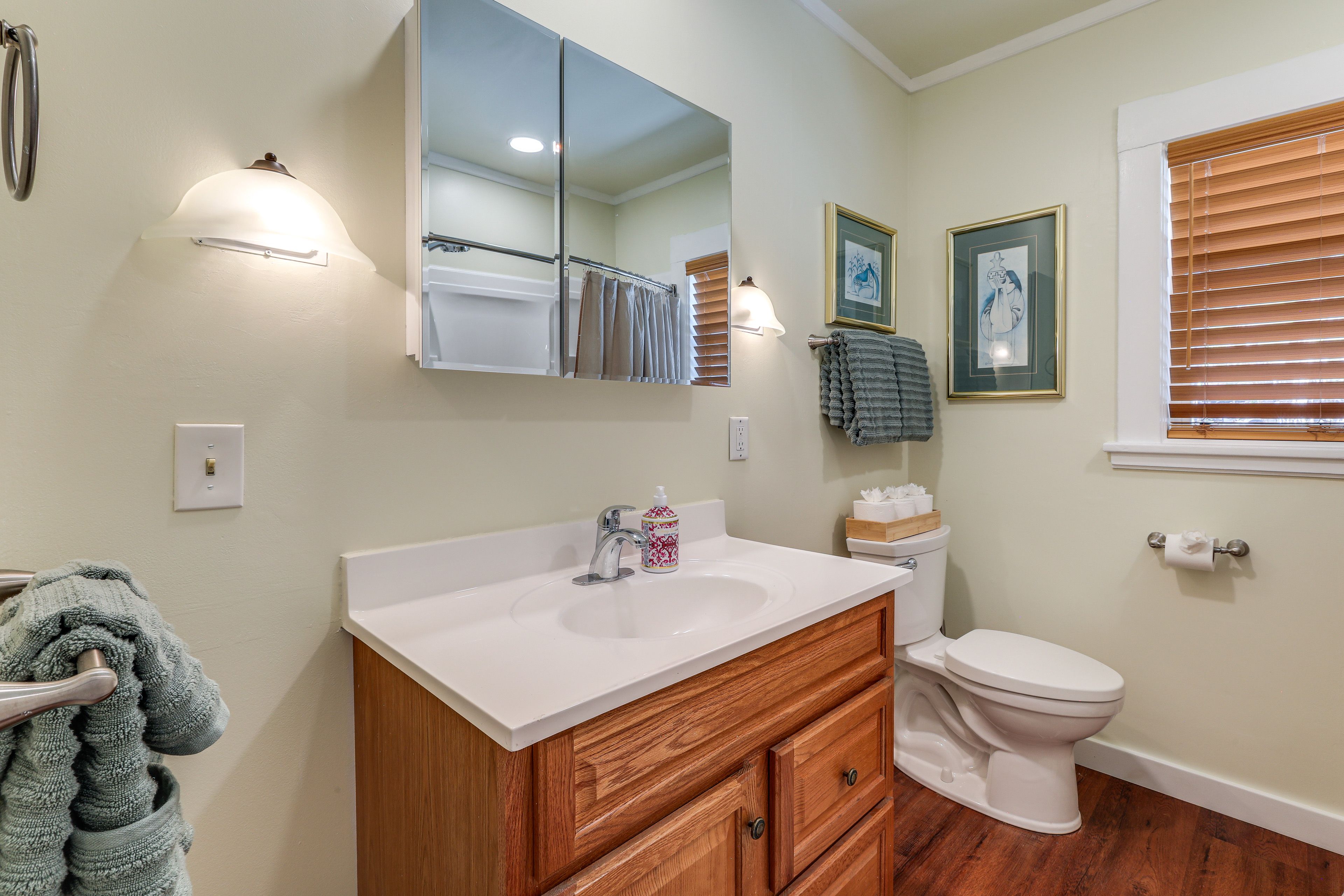 Full Bathroom | Main Floor | Towels Provided