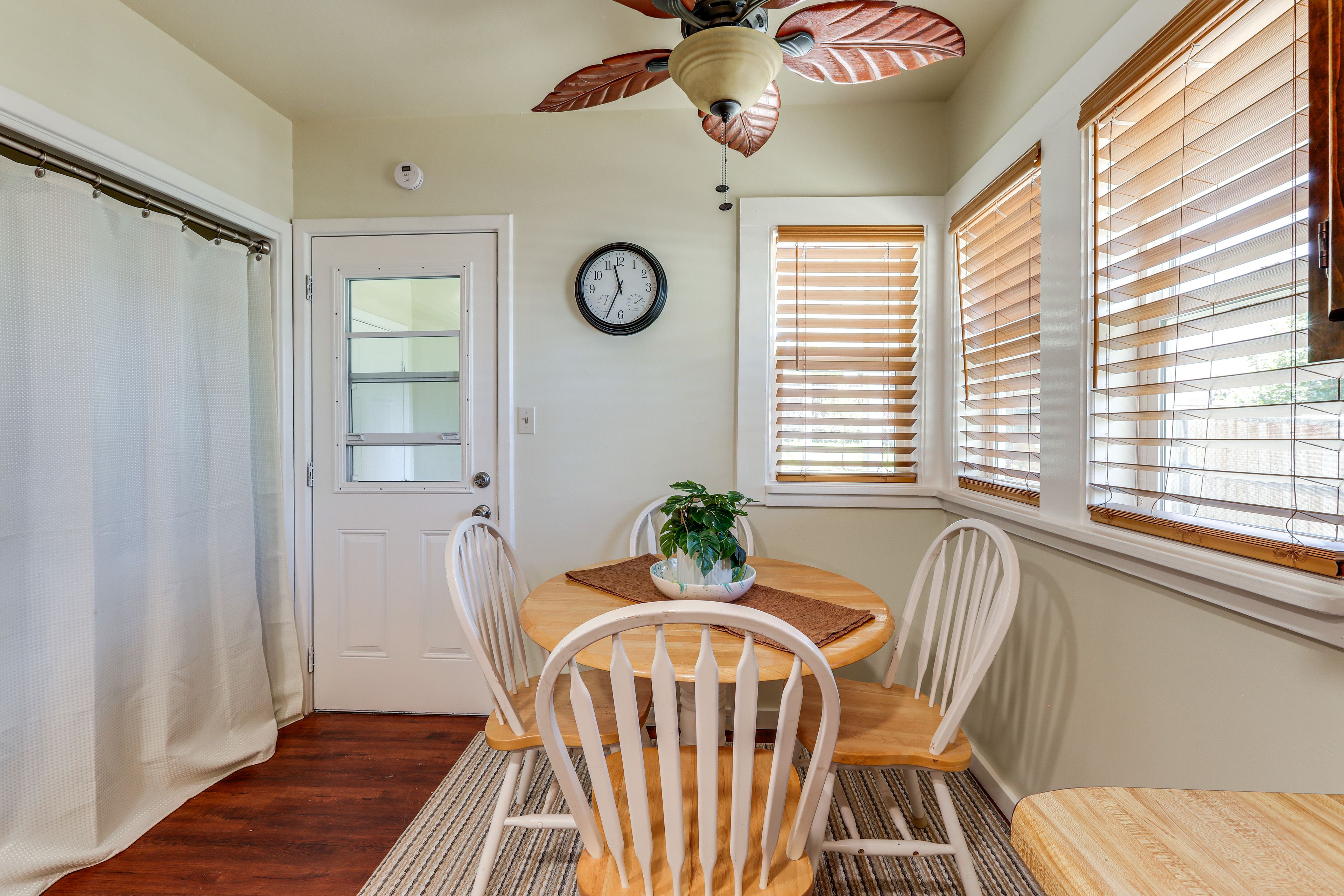 Breakfast Nook | Main Floor