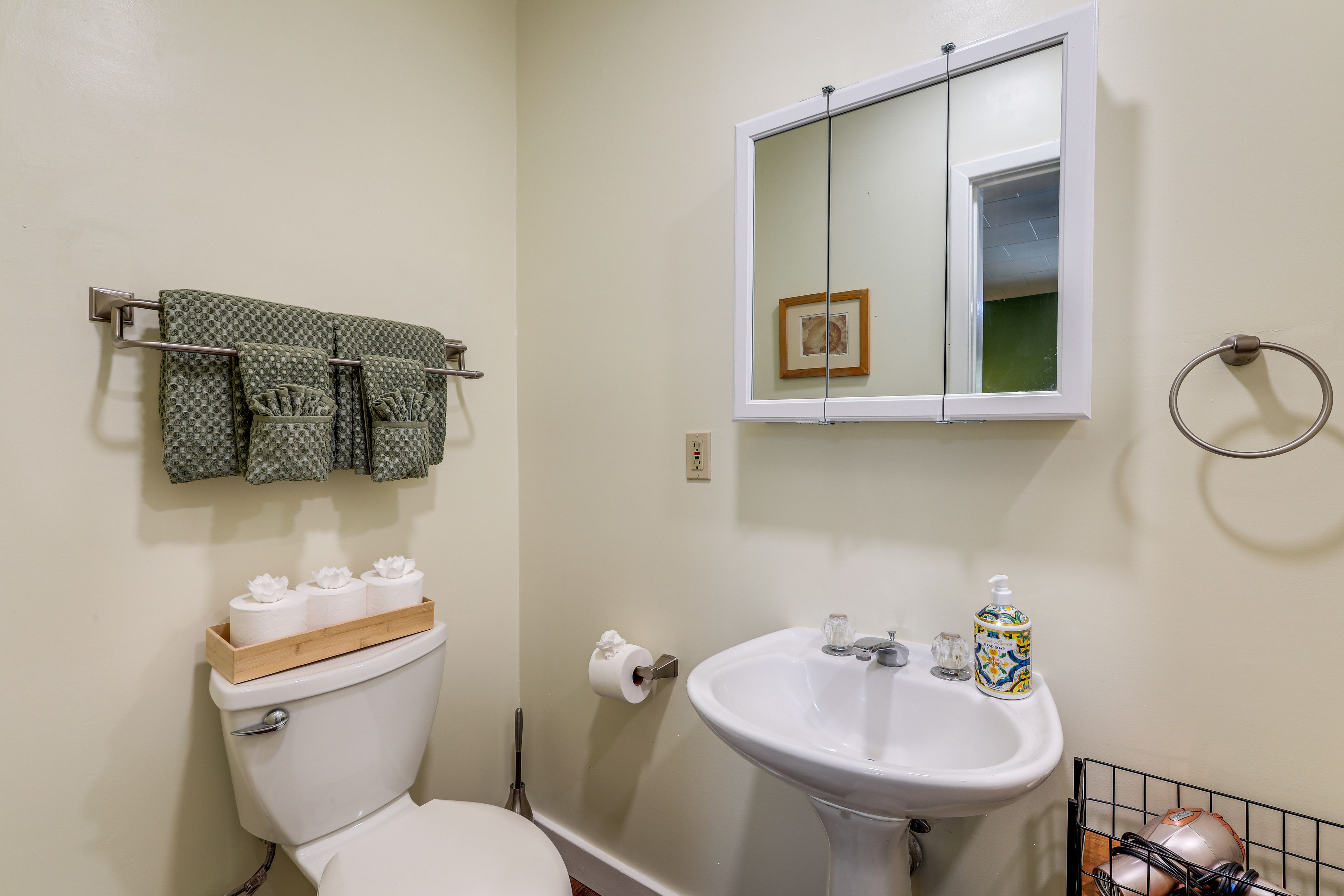 En-Suite Bathroom | Main Floor | Complimentary Toiletries